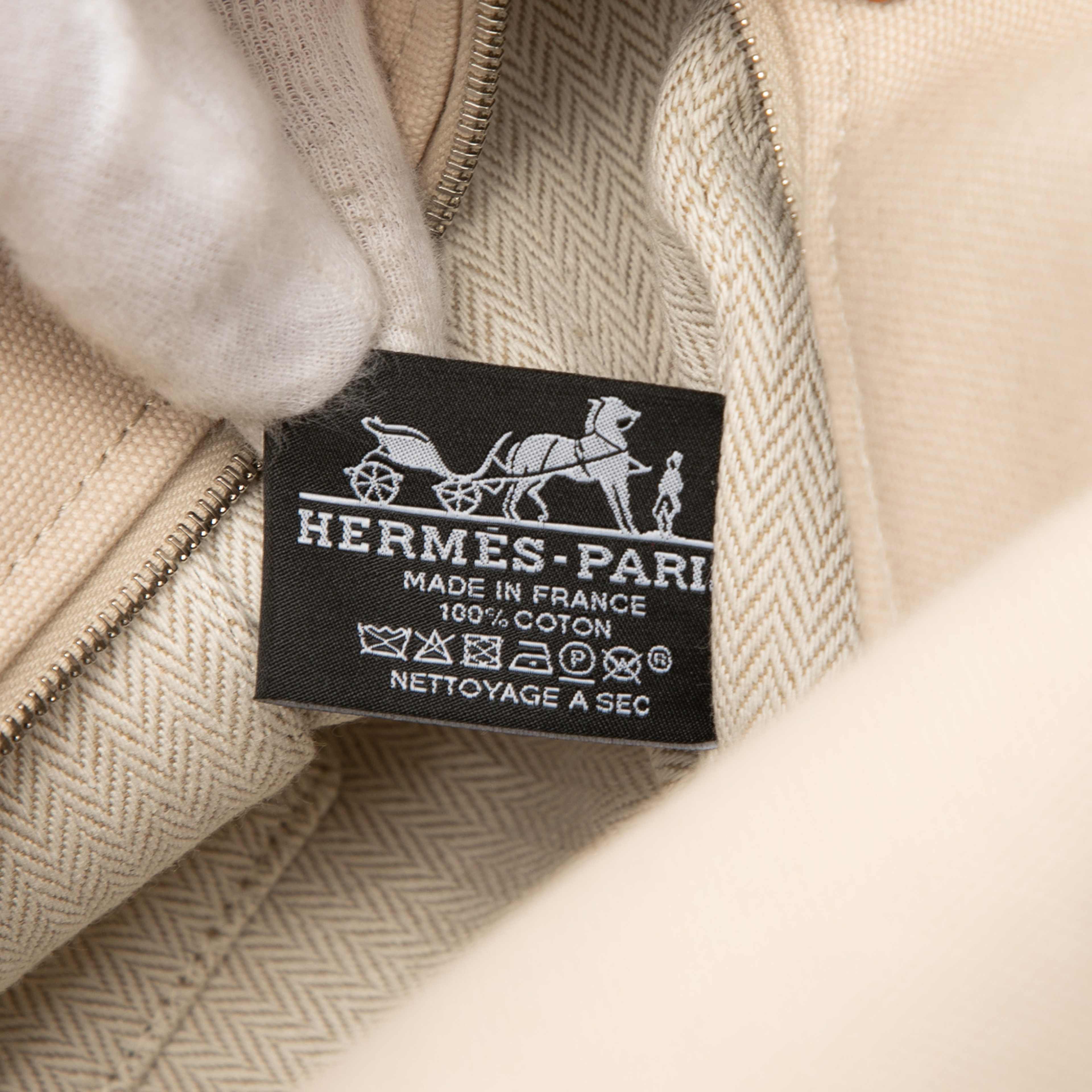 Hermès Large Toile Bride A Brac Case, från Luxclusif, i färgen light beige. Klicka för att öppna bilden i stort format