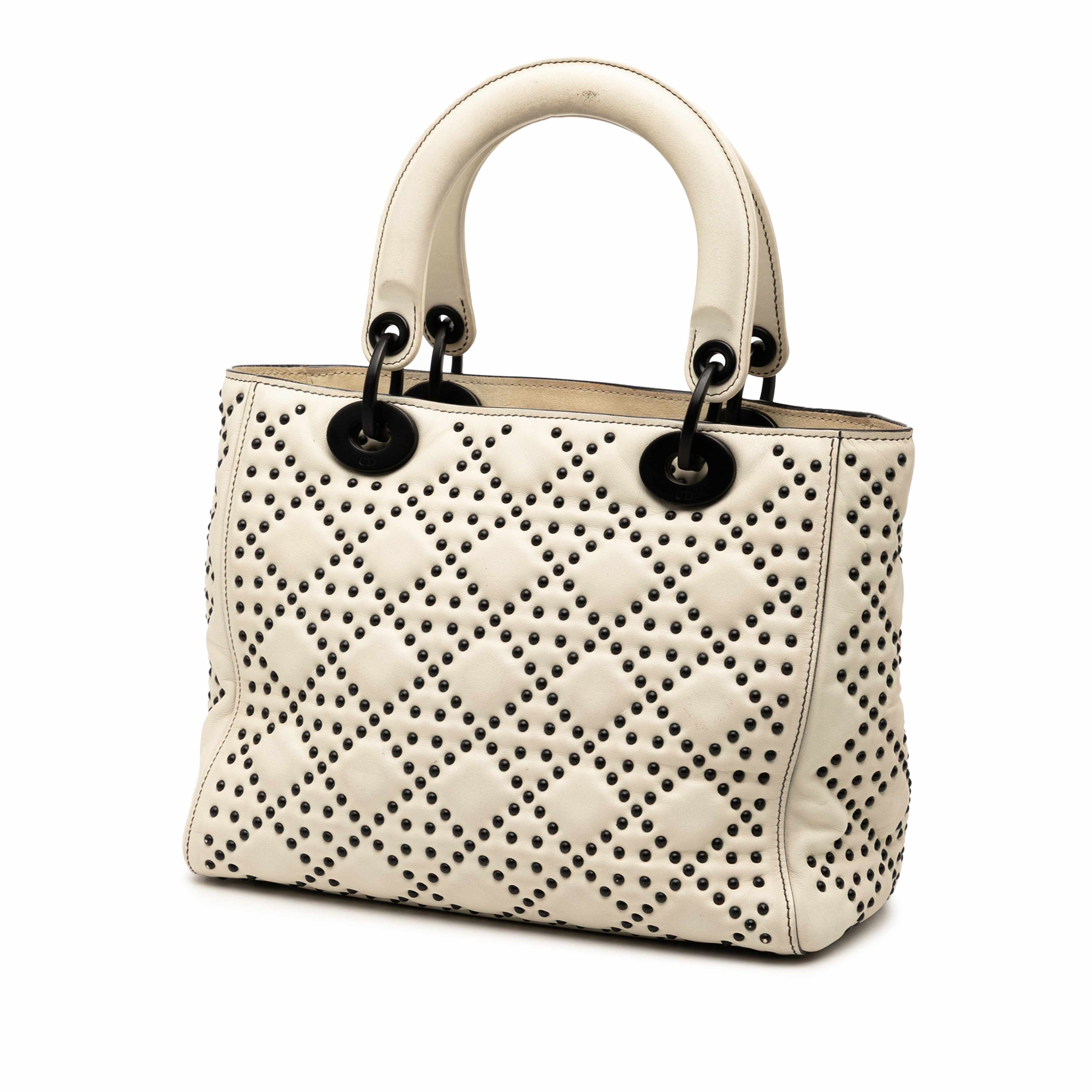 Dior Medium Lambskin Cannage Studded Supple Lady Dior, från Luxclusif, i färgen white. Klicka för att öppna bilden i stort format