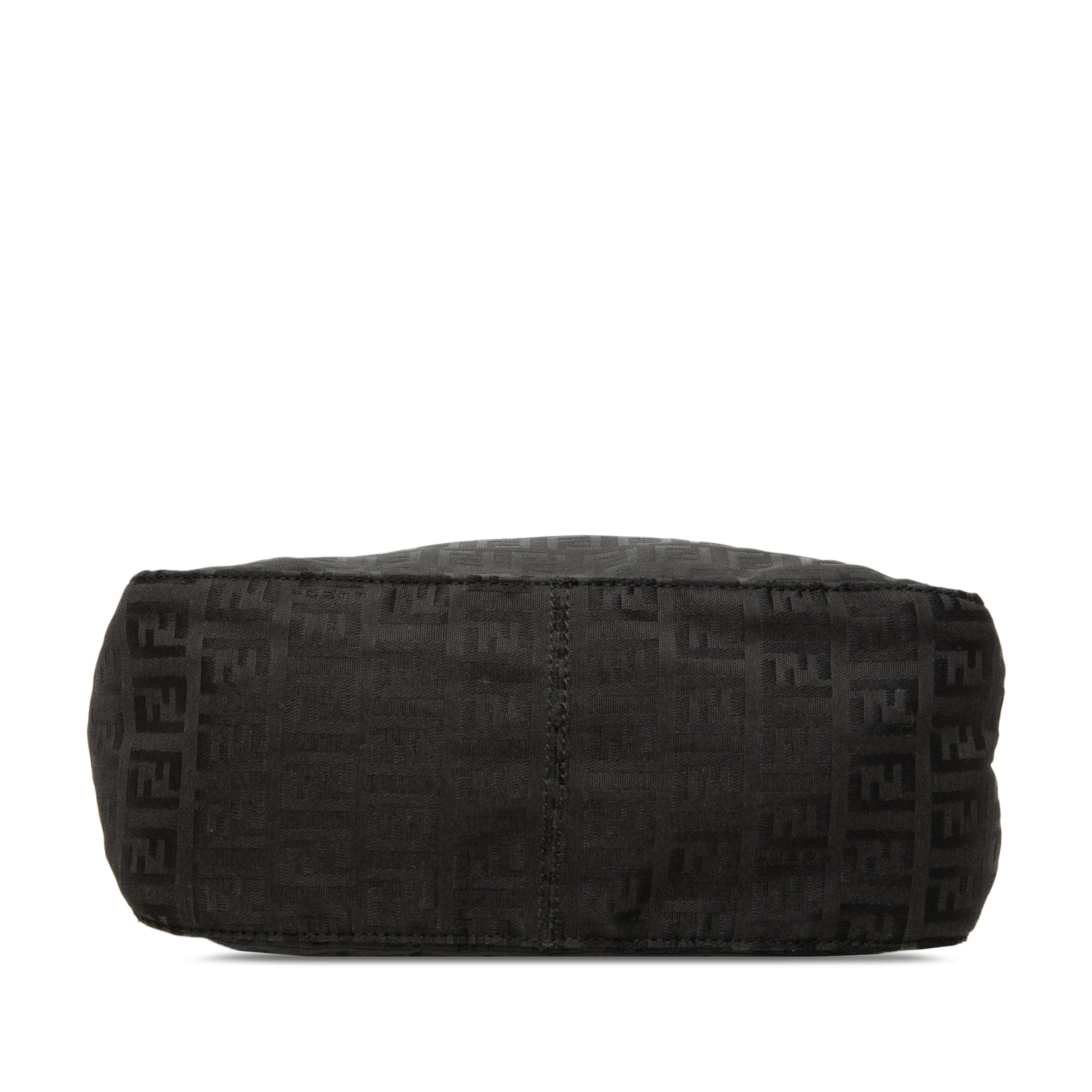 Fendi Zucchino Canvas Handbag, från Luxclusif, i färgen svart. Klicka för att öppna bilden i stort format