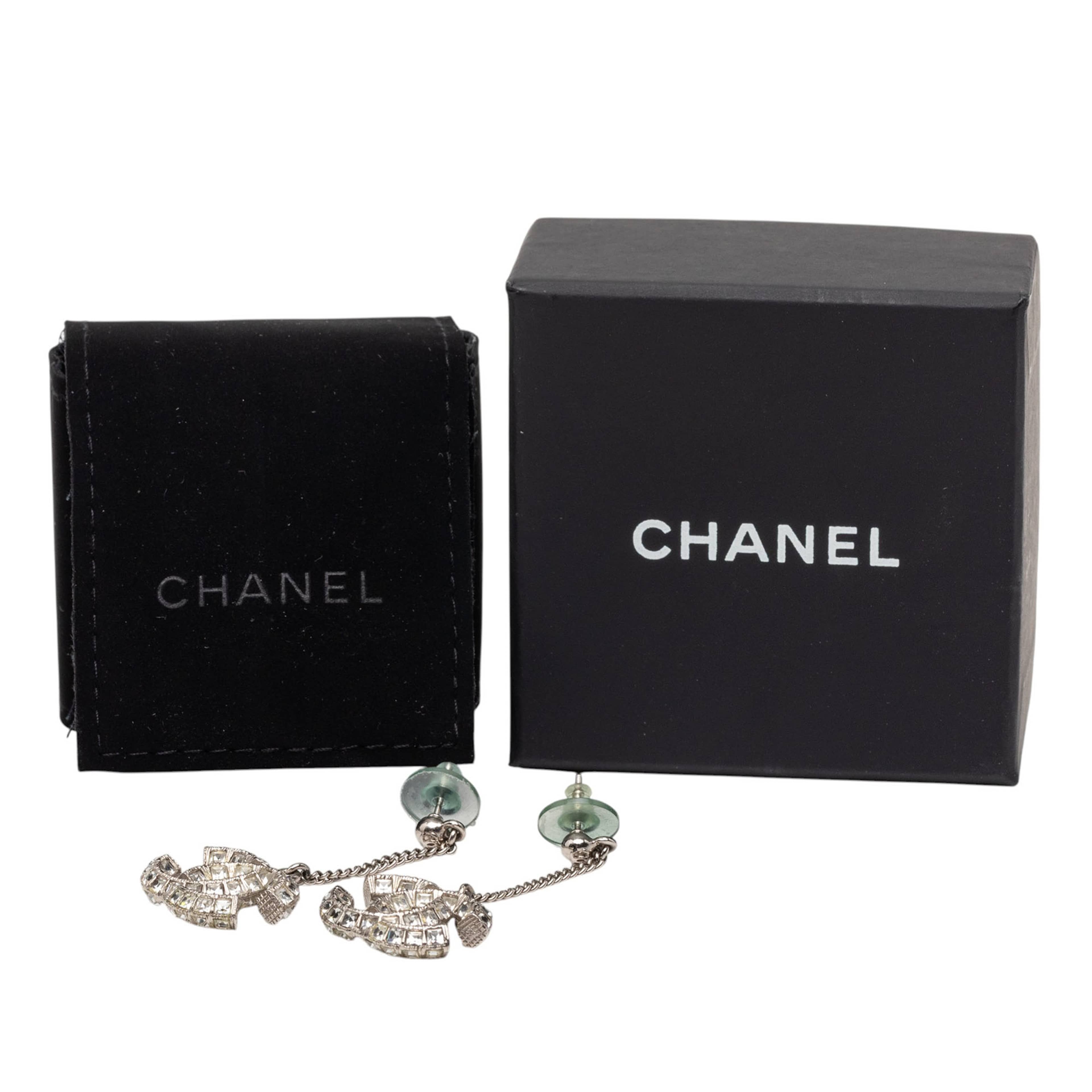 Chanel Silver Plated Crystal Cc Drop Push Back Earrings, från Luxclusif, i färgen silver. Klicka för att öppna bilden i stort format