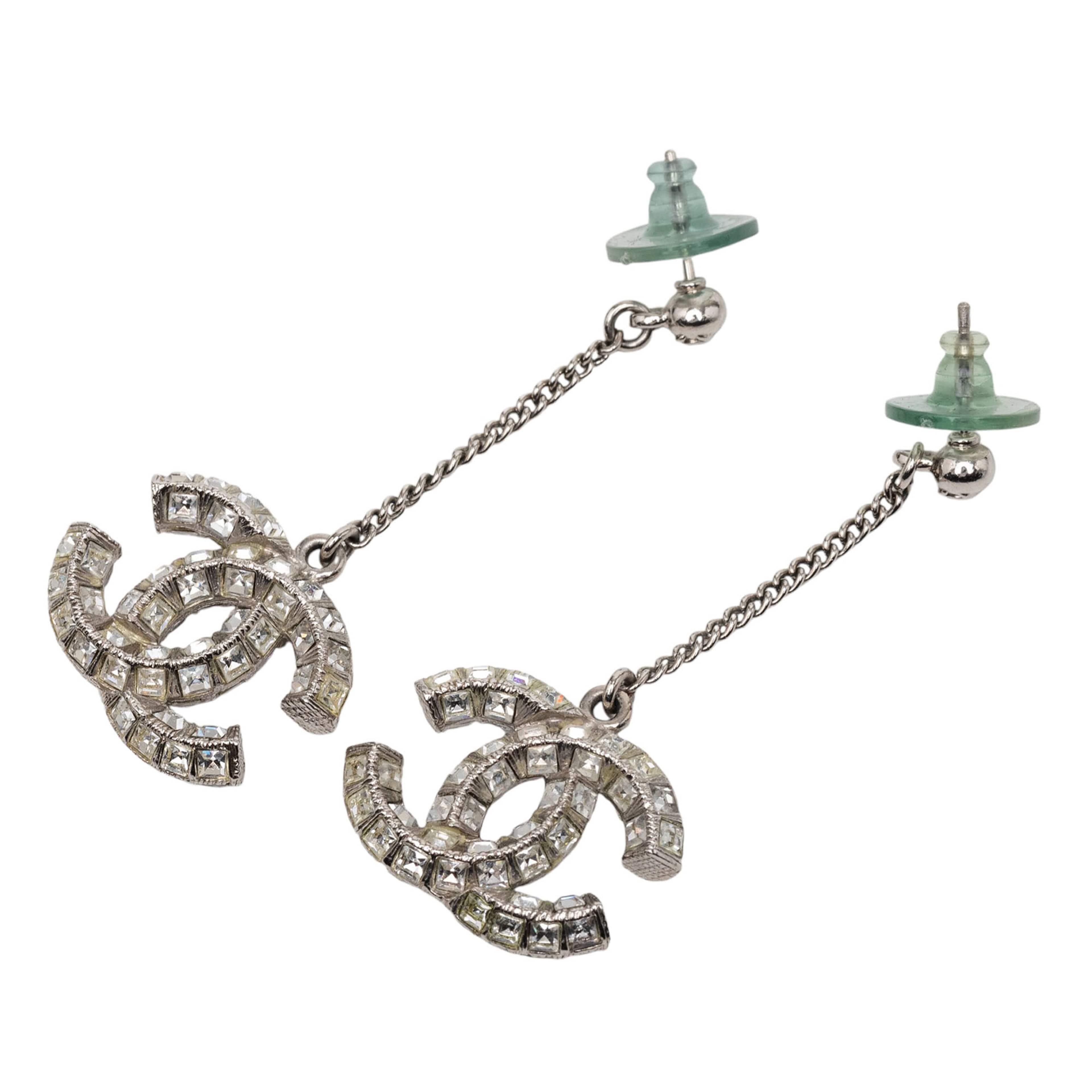 Chanel Silver Plated Crystal Cc Drop Push Back Earrings, från Luxclusif, i färgen silver. Klicka för att öppna bilden i stort format