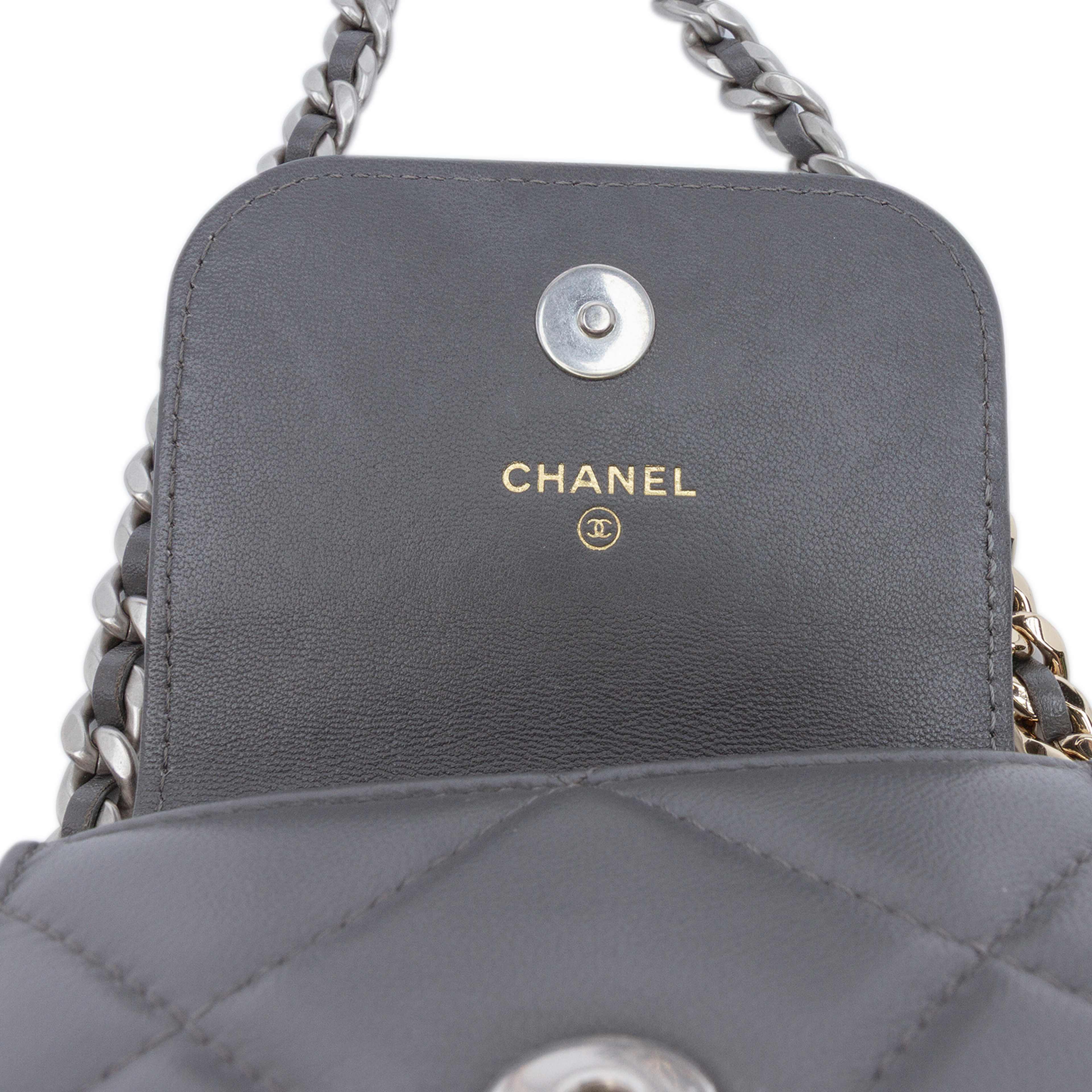Chanel Lambskin 19 Phone Holder With Chain, från Luxclusif, i färgen gray. Klicka för att öppna bilden i stort format