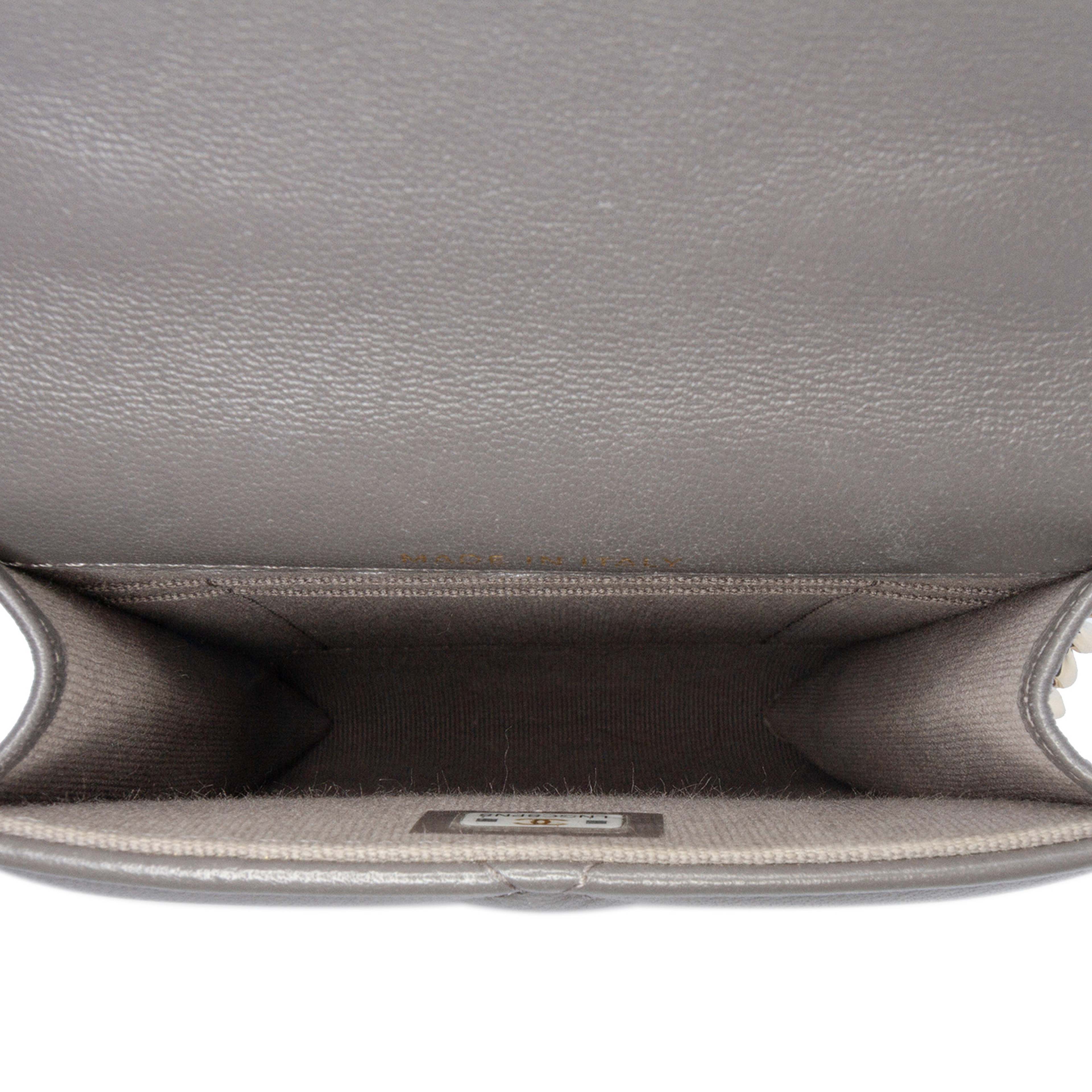 Chanel Lambskin 19 Phone Holder With Chain, från Luxclusif, i färgen gray. Klicka för att öppna bilden i stort format