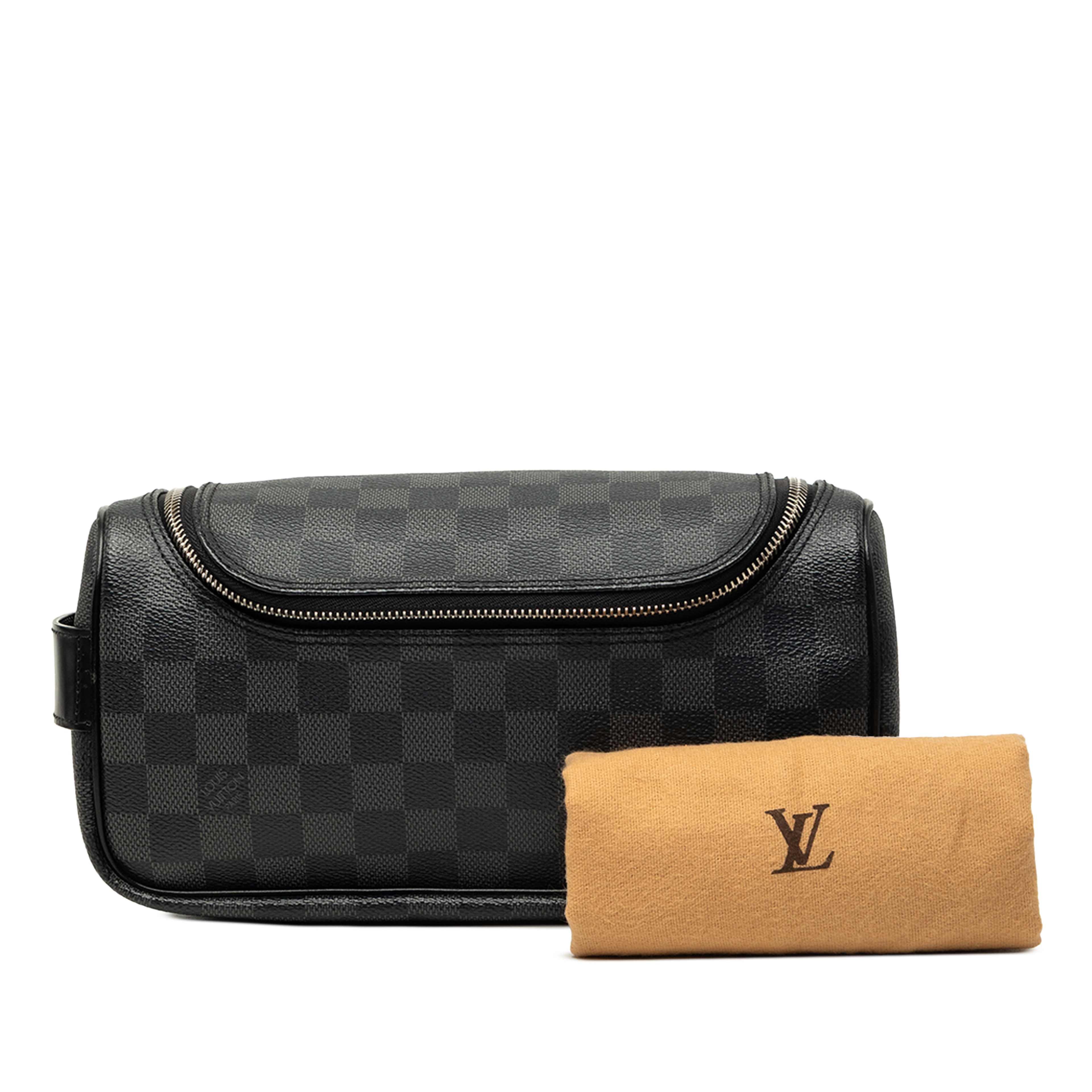 Louis Vuitton Damier Graphite Toiletry Pouch, från Luxclusif, i färgen svart. Klicka för att öppna bilden i stort format