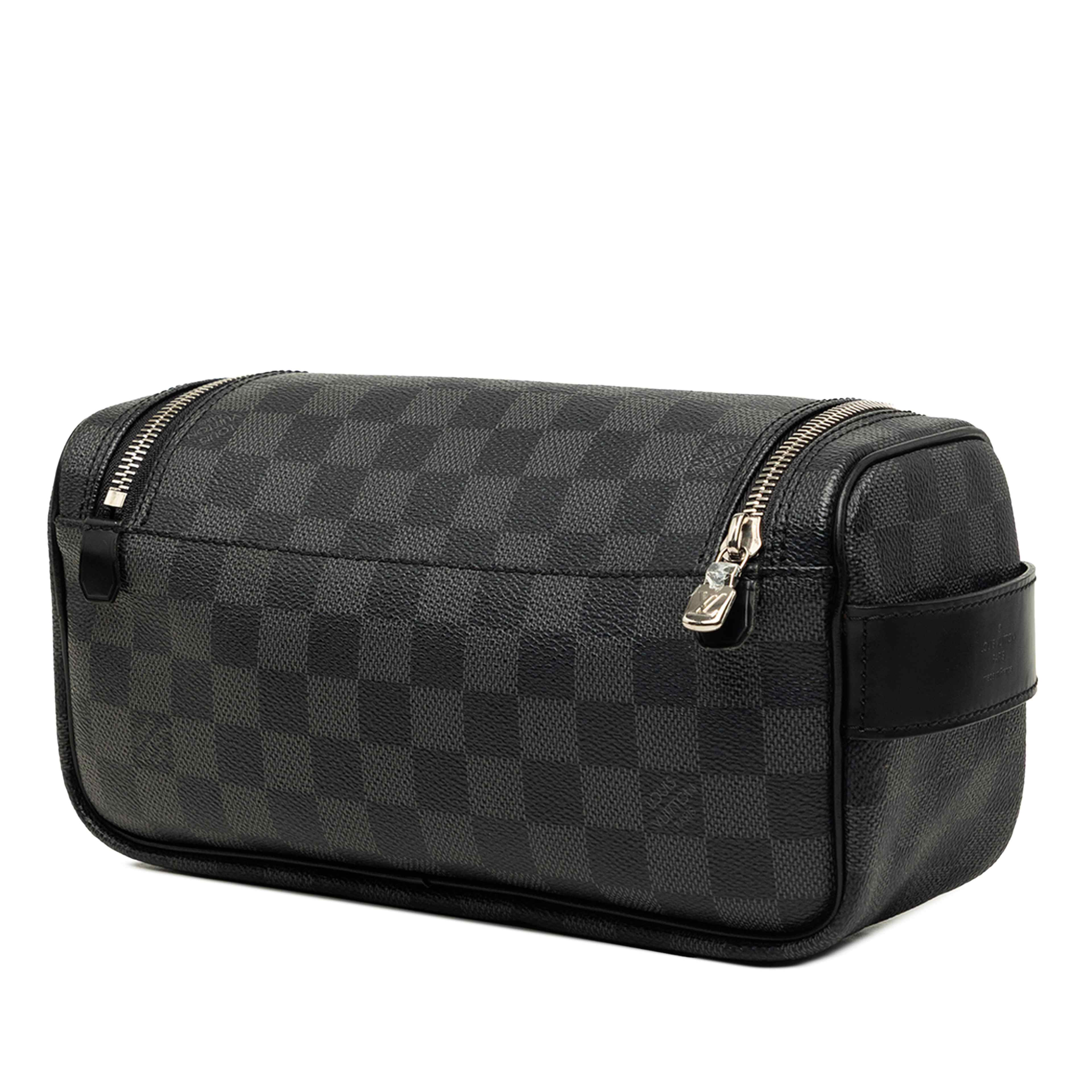Louis Vuitton Damier Graphite Toiletry Pouch, från Luxclusif, i färgen svart. Klicka för att öppna bilden i stort format