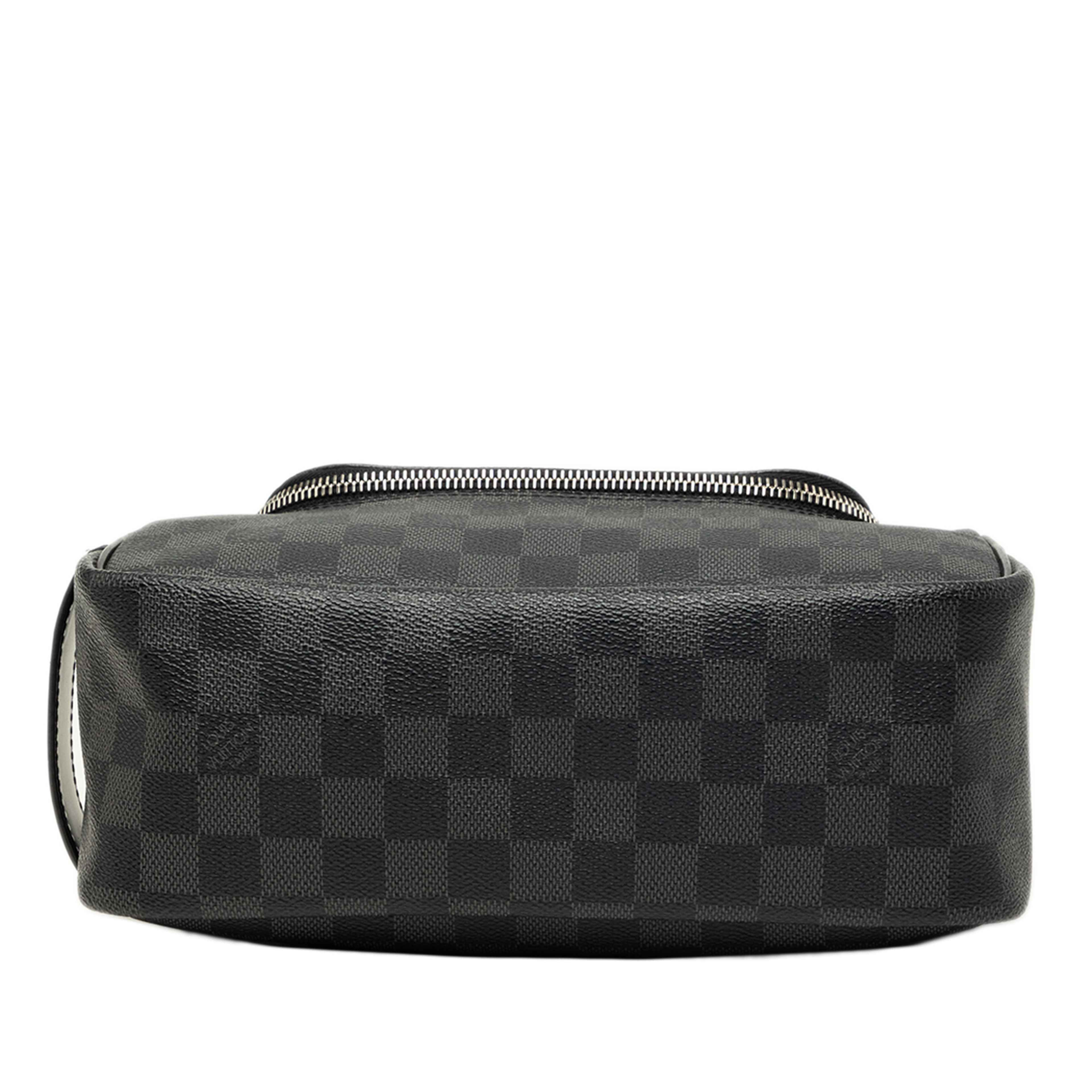 Louis Vuitton Damier Graphite Toiletry Pouch, från Luxclusif, i färgen svart. Klicka för att öppna bilden i stort format