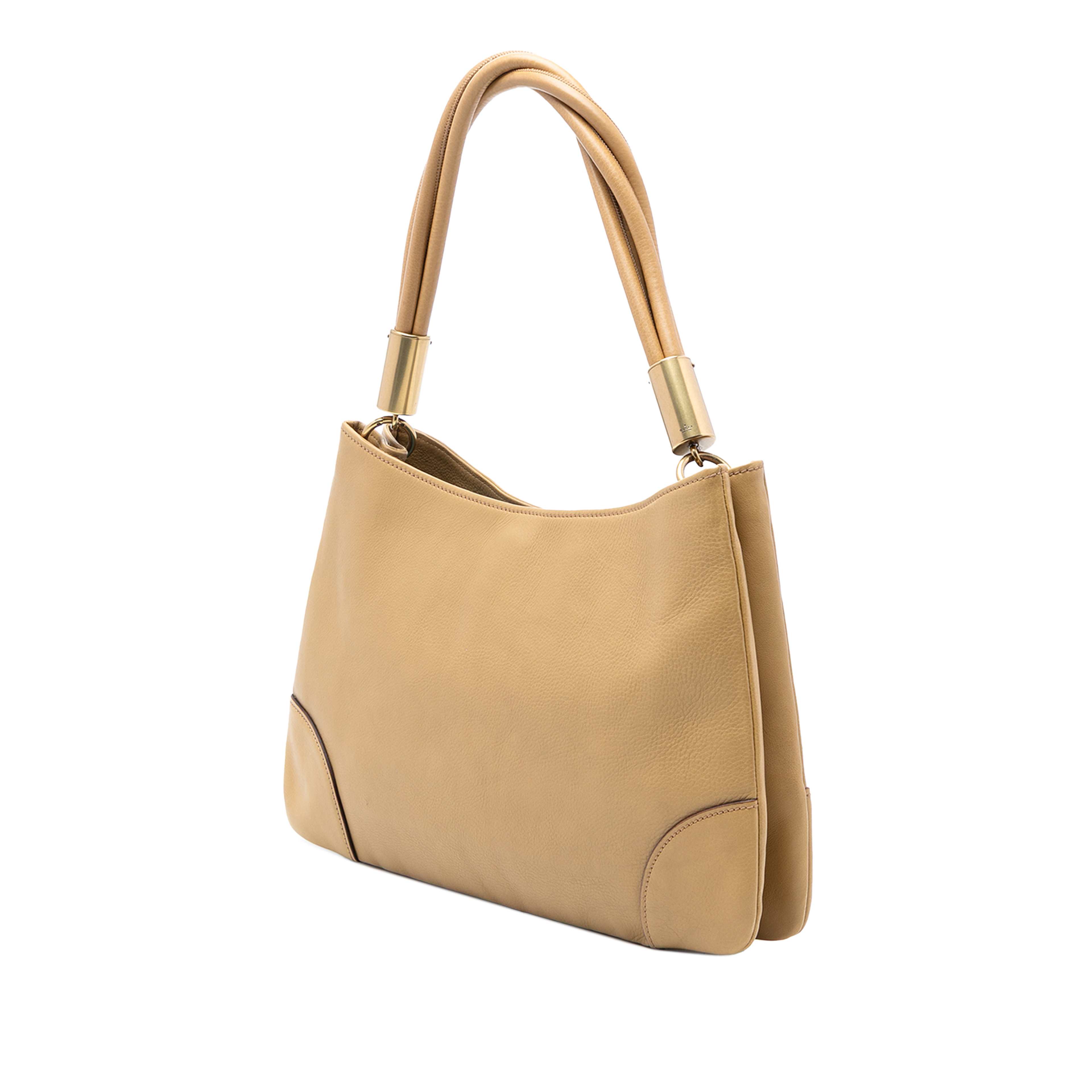 Gucci Leather Drawstring Shoulder Bag, från Luxclusif, i färgen beige. Klicka för att öppna bilden i stort format