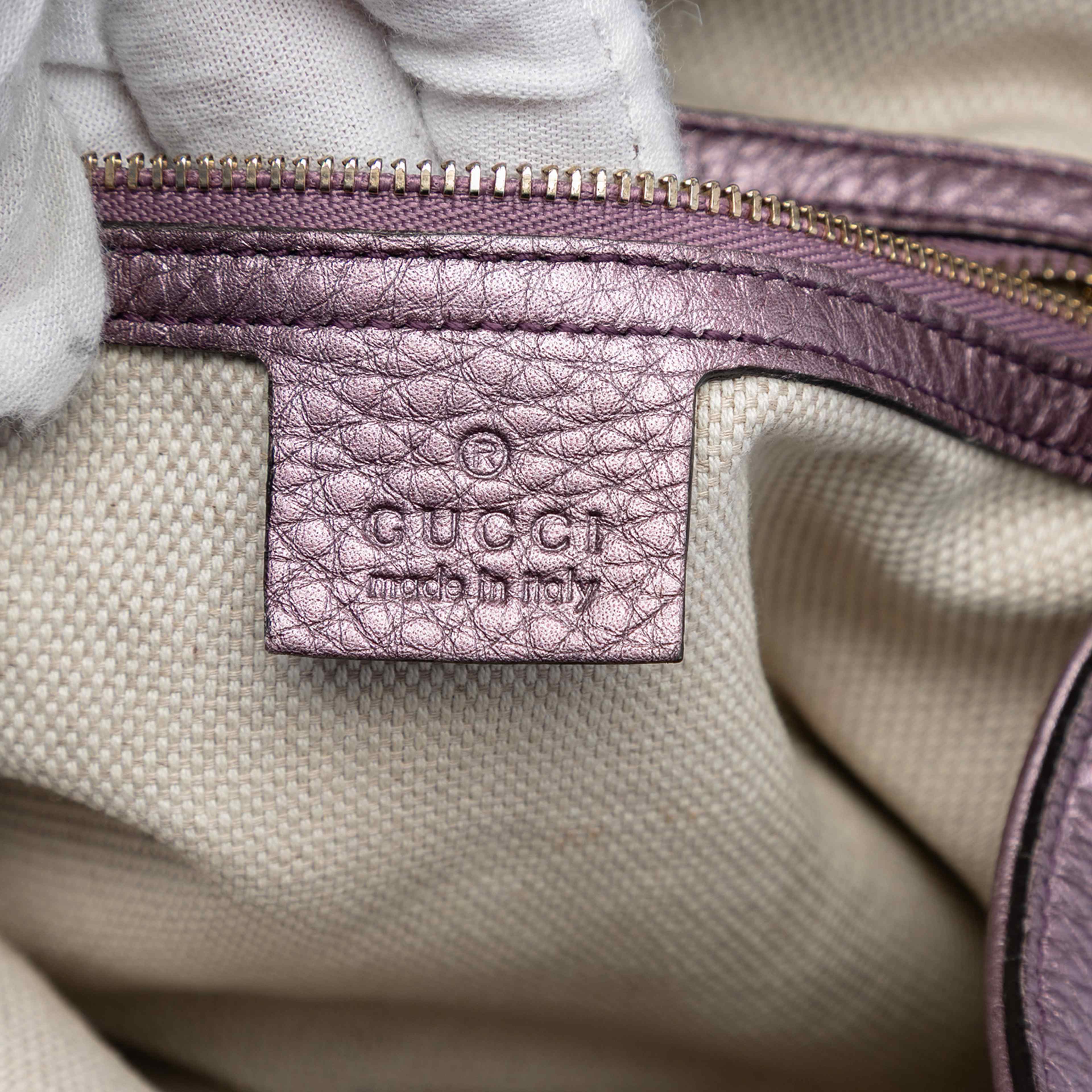 Gucci Small Metallic Leather Soho Satchel, från Luxclusif, i färgen purple. Klicka för att öppna bilden i stort format
