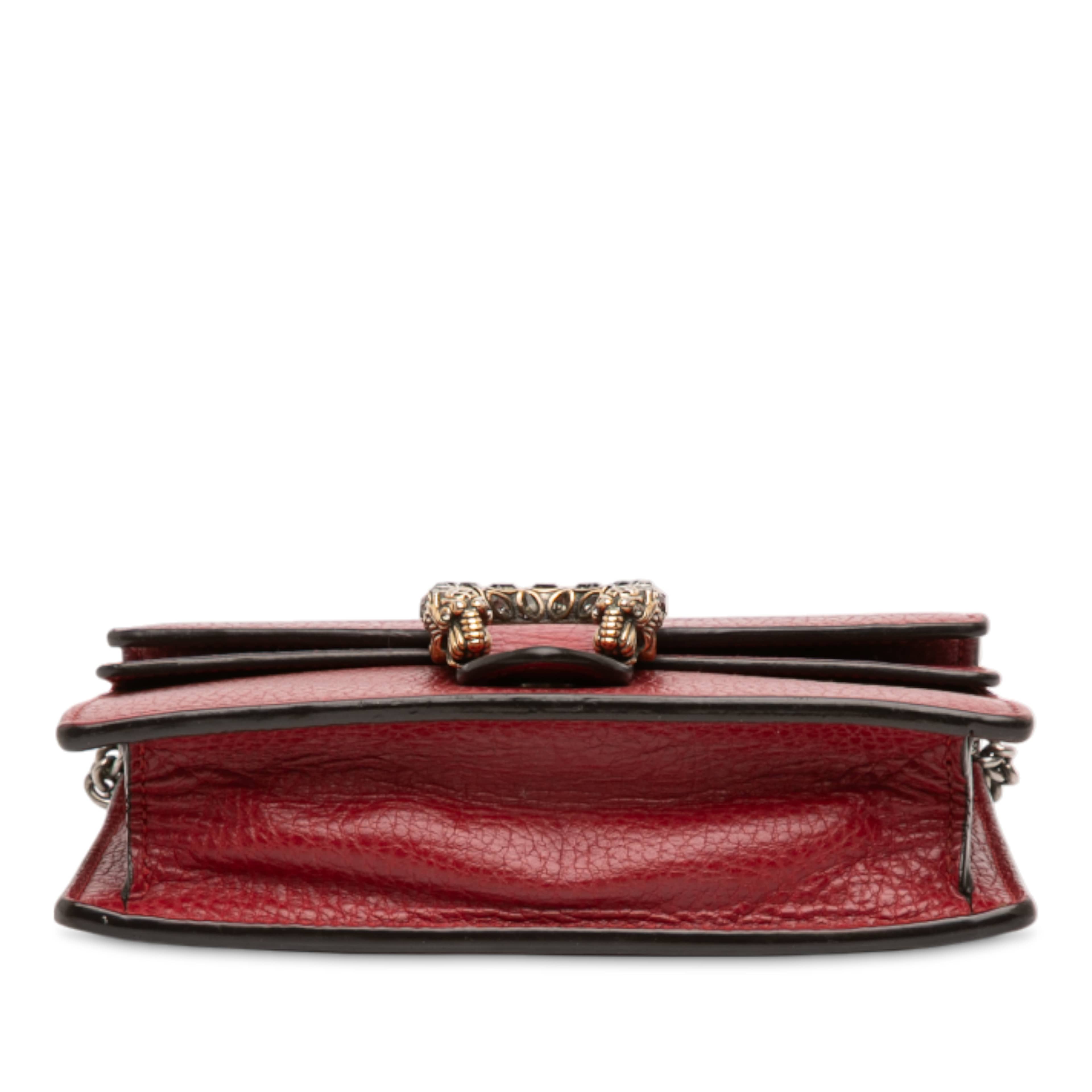 Gucci Mini Leather Dionysus Crossbody, från Luxclusif, i färgen red. Klicka för att öppna bilden i stort format