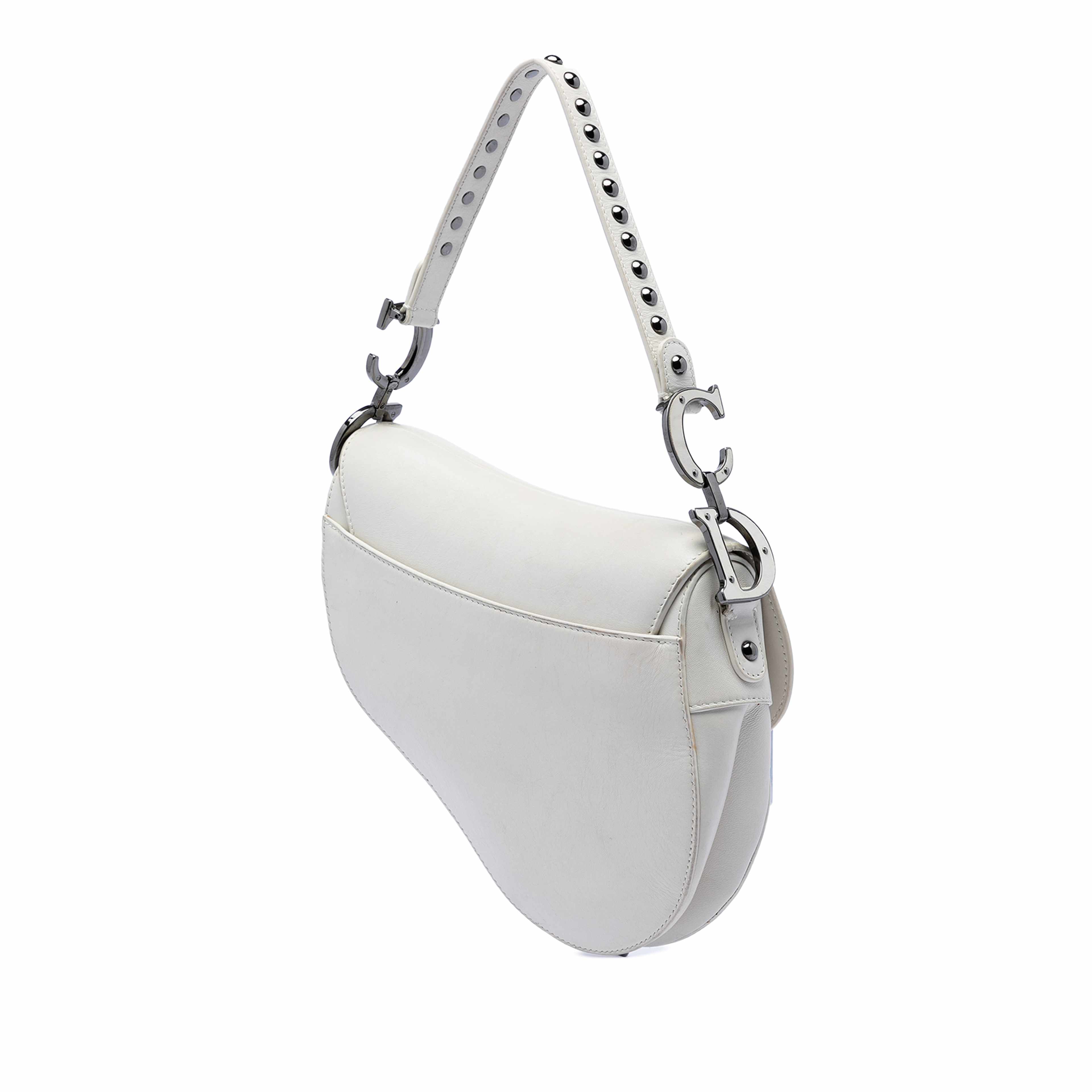 Dior Studded Leather Saddle Bag, från Luxclusif, i färgen white. Klicka för att öppna bilden i stort format