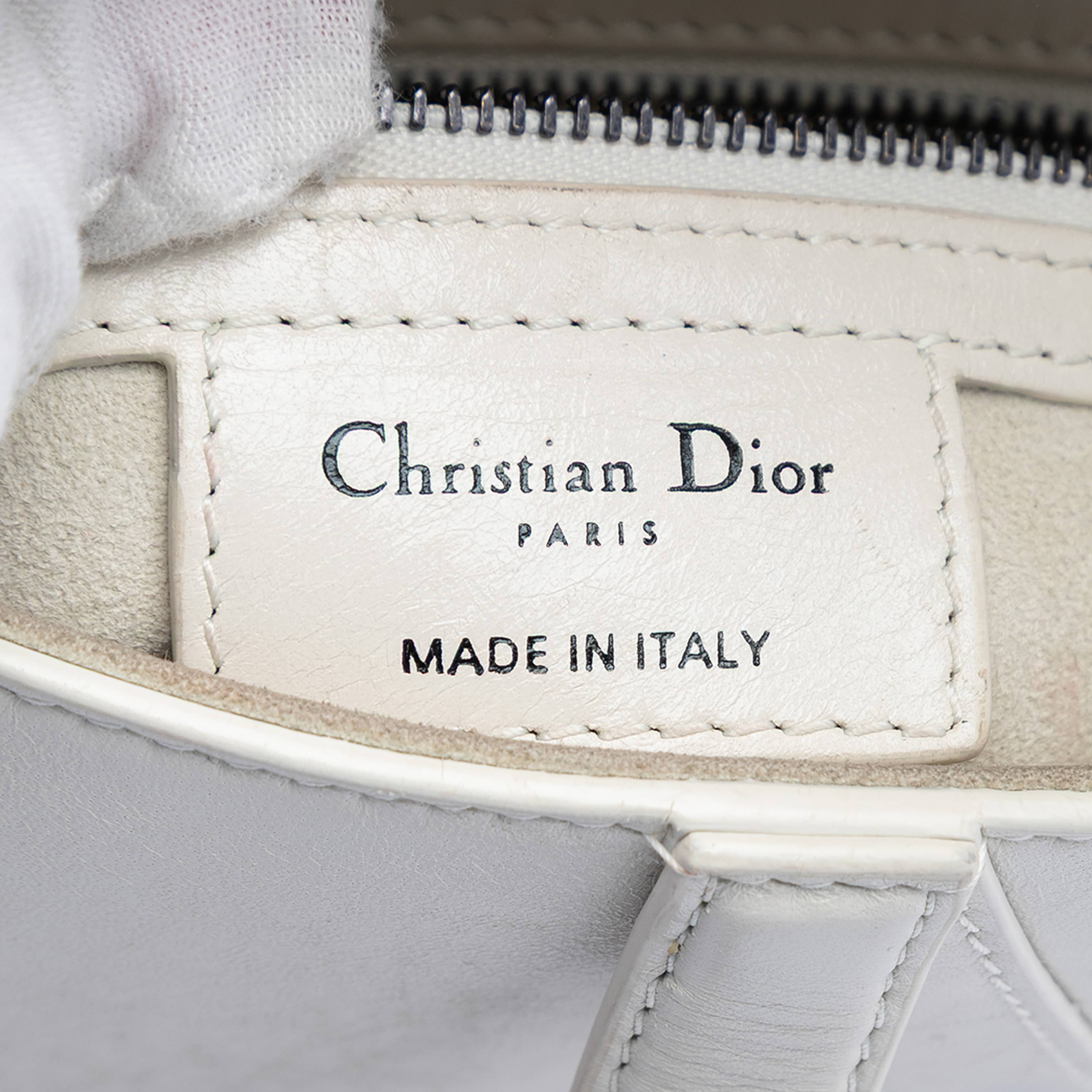 Dior Studded Leather Saddle Bag, från Luxclusif, i färgen white. Klicka för att öppna bilden i stort format