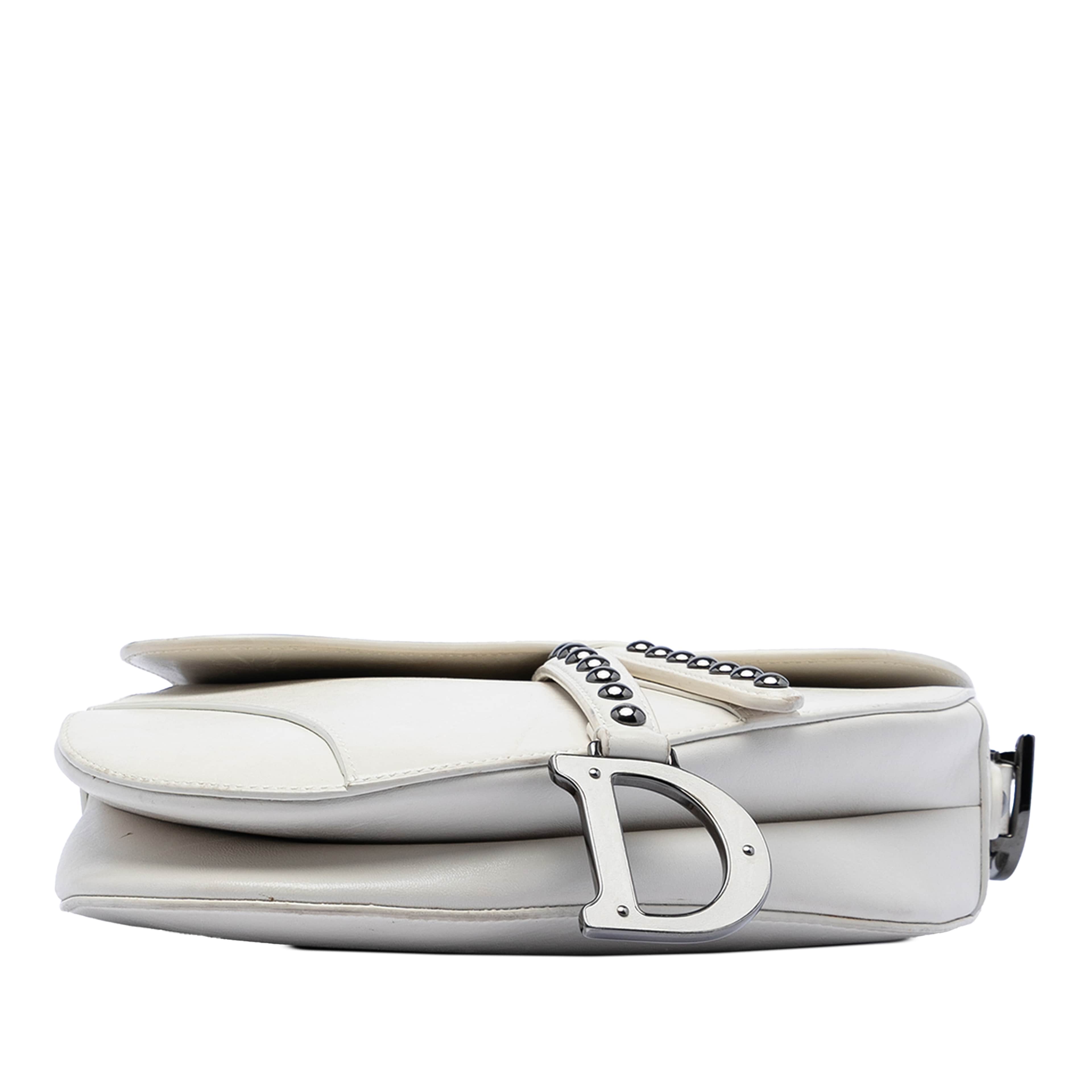 Dior Studded Leather Saddle Bag, från Luxclusif, i färgen white. Klicka för att öppna bilden i stort format