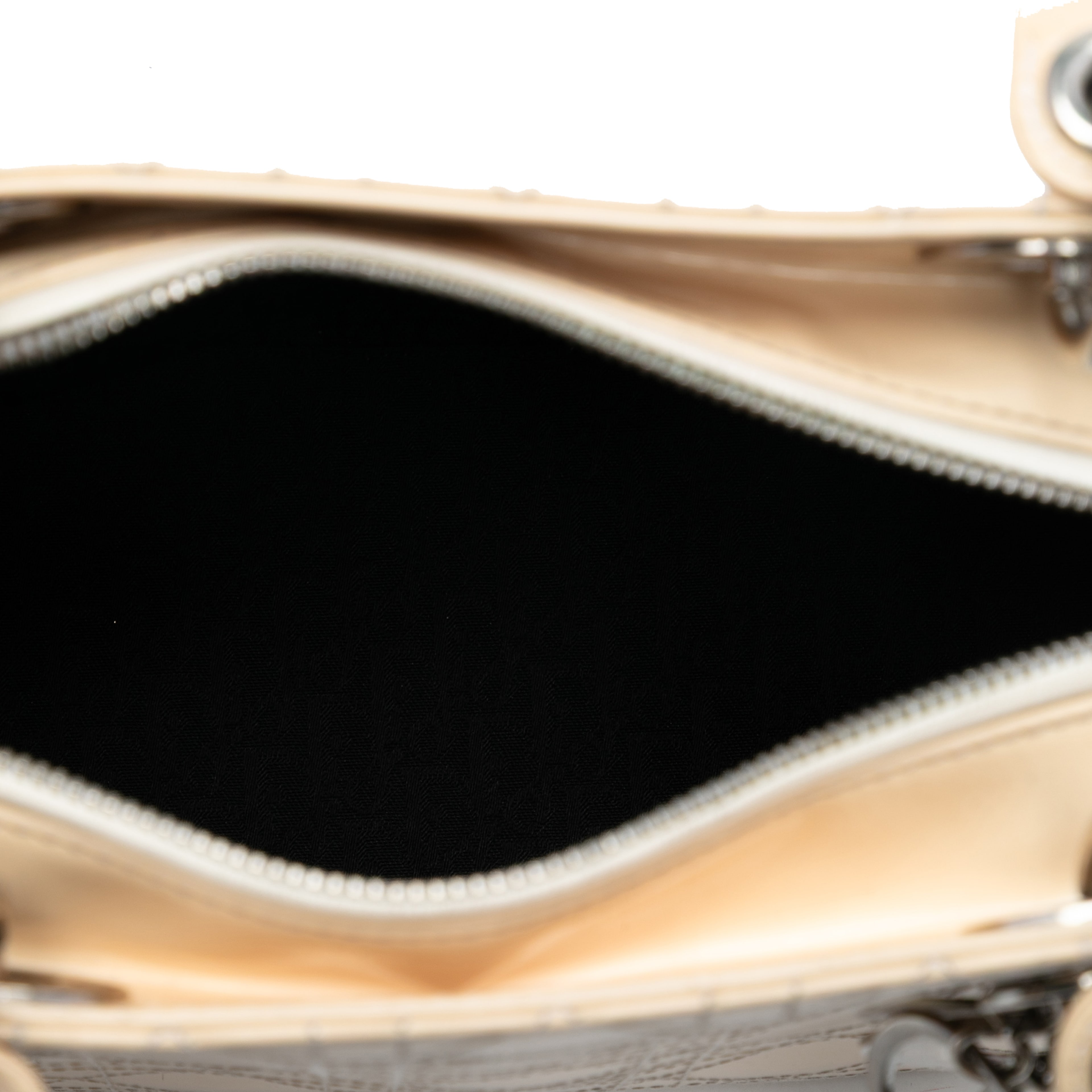 Dior Medium Patent Cannage Stitched Lady Dior, från Luxclusif, i färgen light beige. Klicka för att öppna bilden i stort format