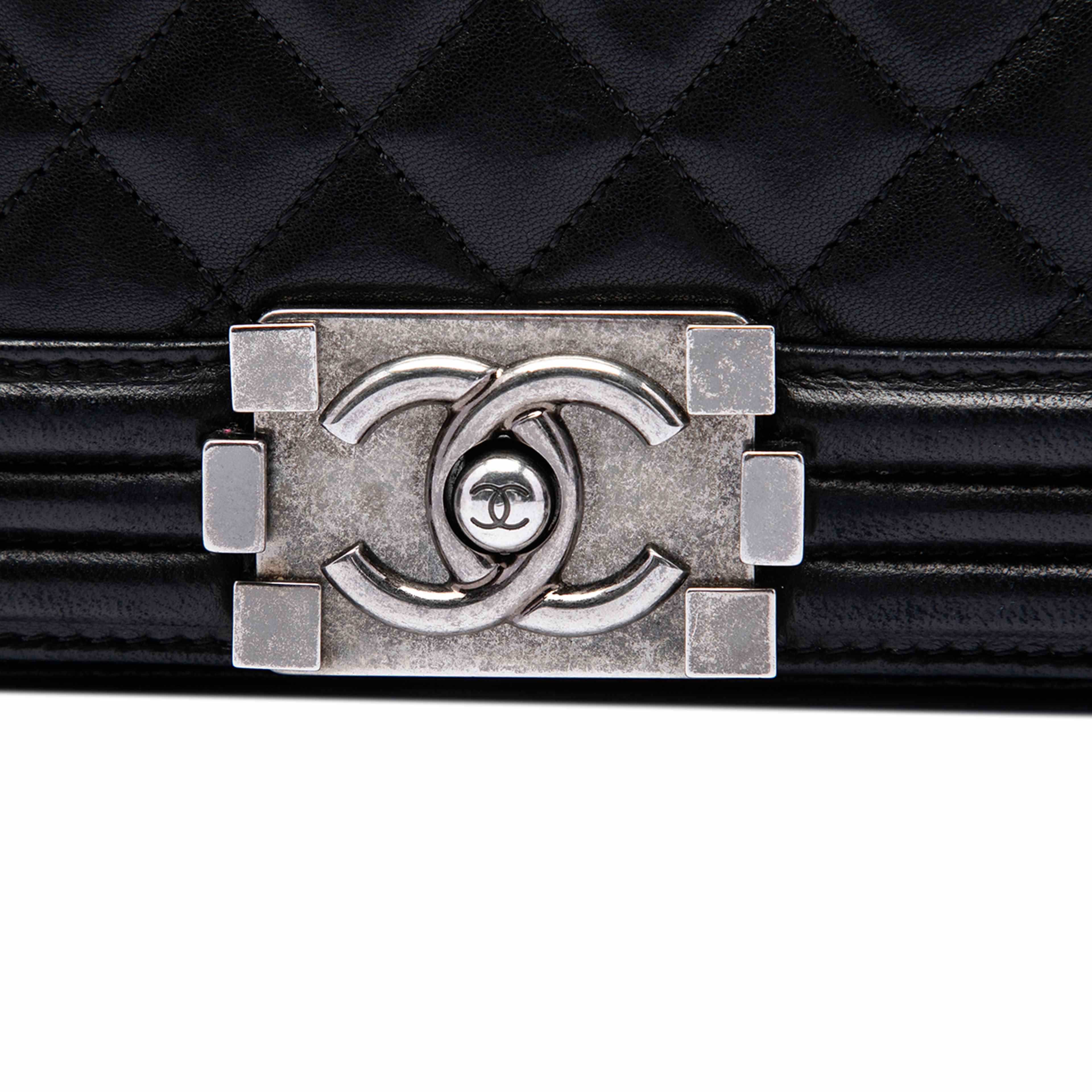 Chanel Old Medium Quilted Lambskin Boy Flap, från Luxclusif, i färgen svart. Klicka för att öppna bilden i stort format