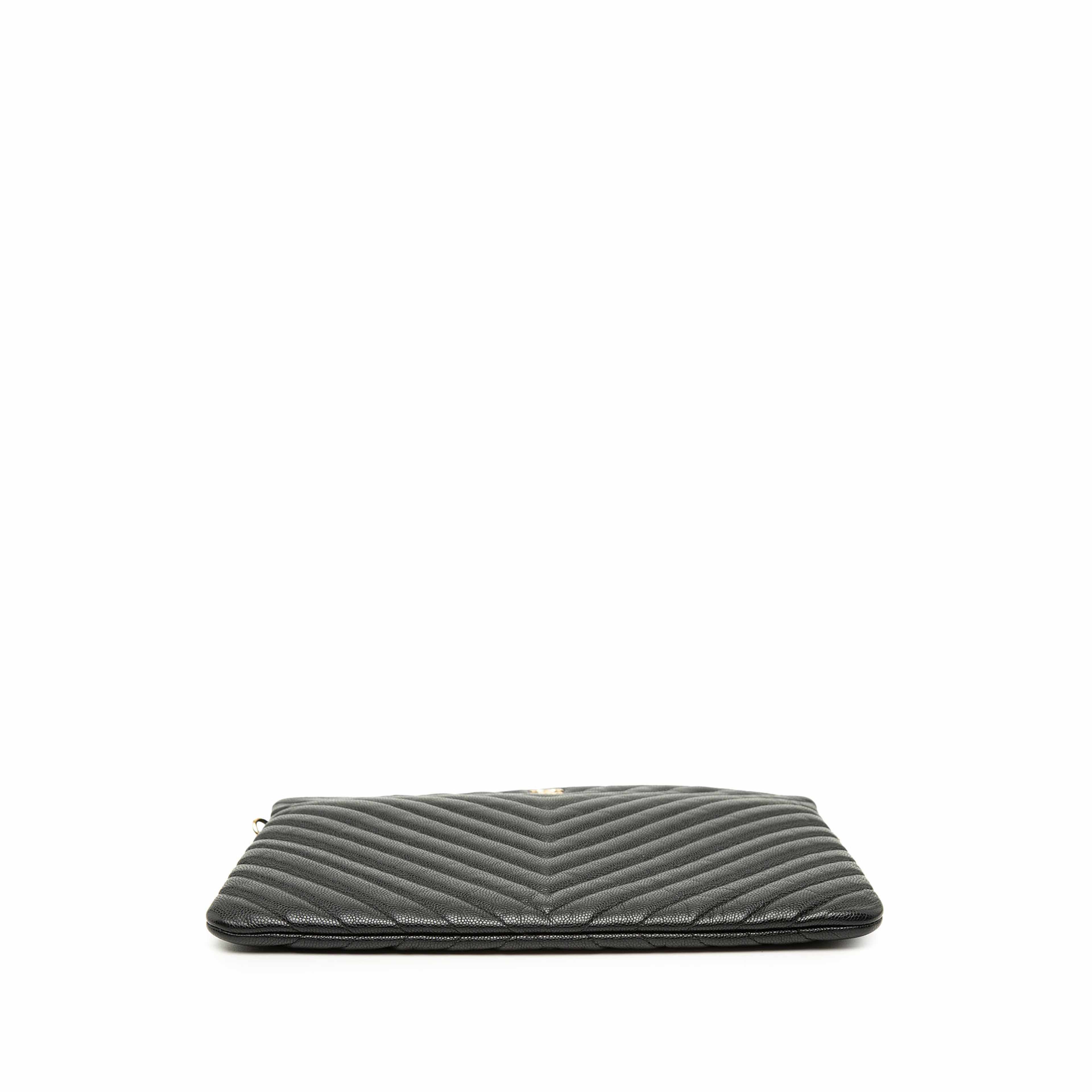 Chanel Medium Cc Chevron Caviar O Case Clutch, från Luxclusif, i färgen svart. Klicka för att öppna bilden i stort format