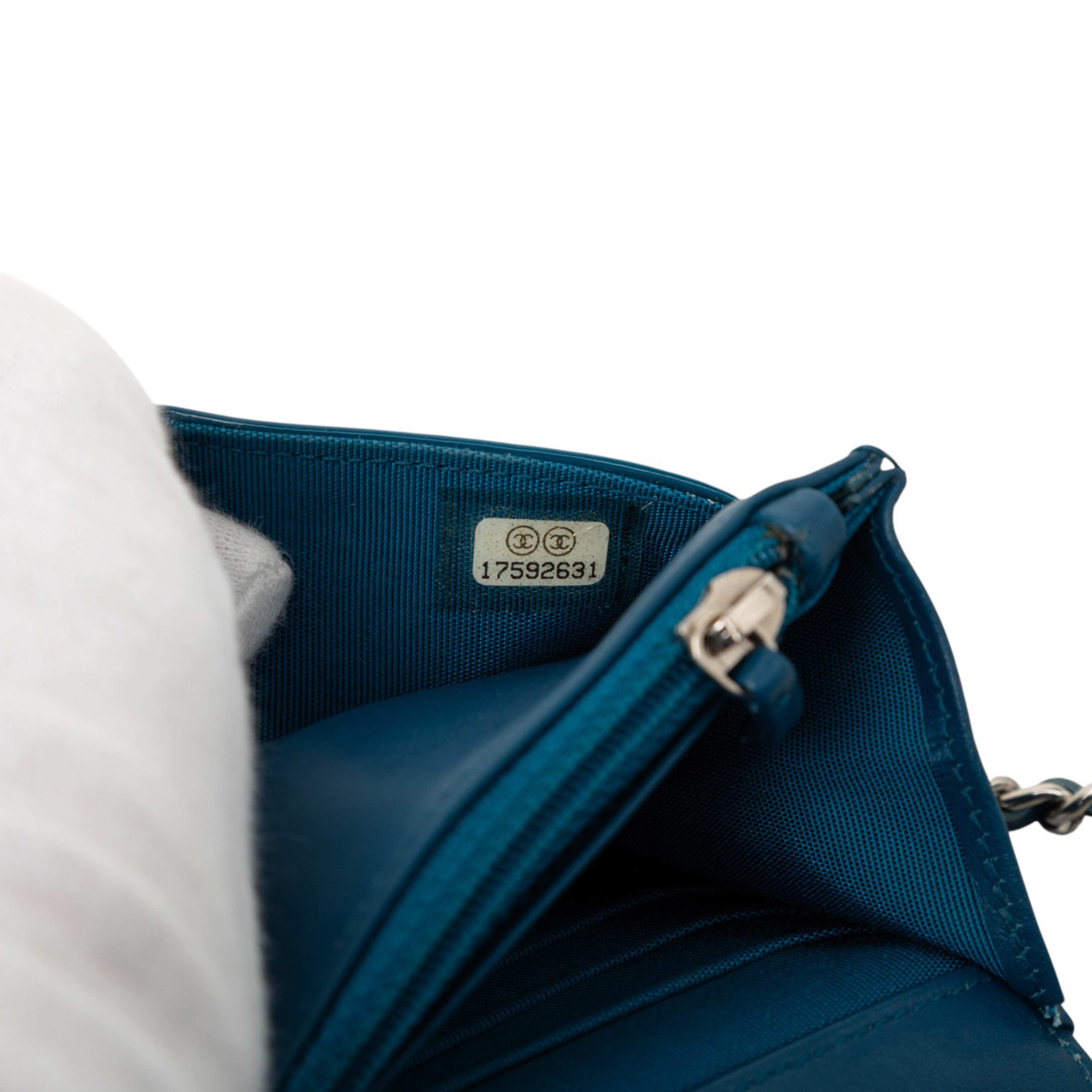 Chanel Cc Patent Wallet On Chain, från Luxclusif, i färgen blue. Klicka för att öppna bilden i stort format