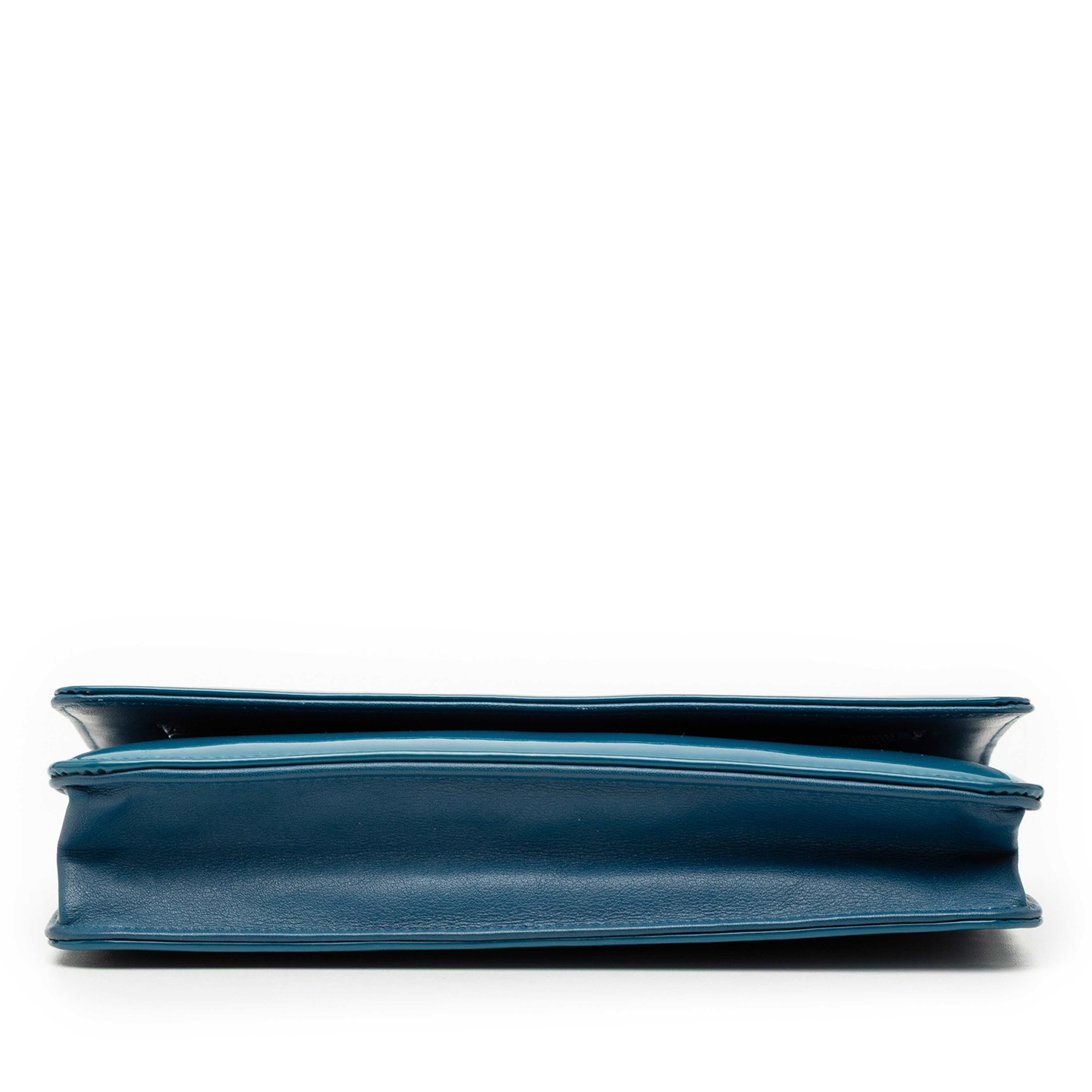 Chanel Cc Patent Wallet On Chain, från Luxclusif, i färgen blue. Klicka för att öppna bilden i stort format