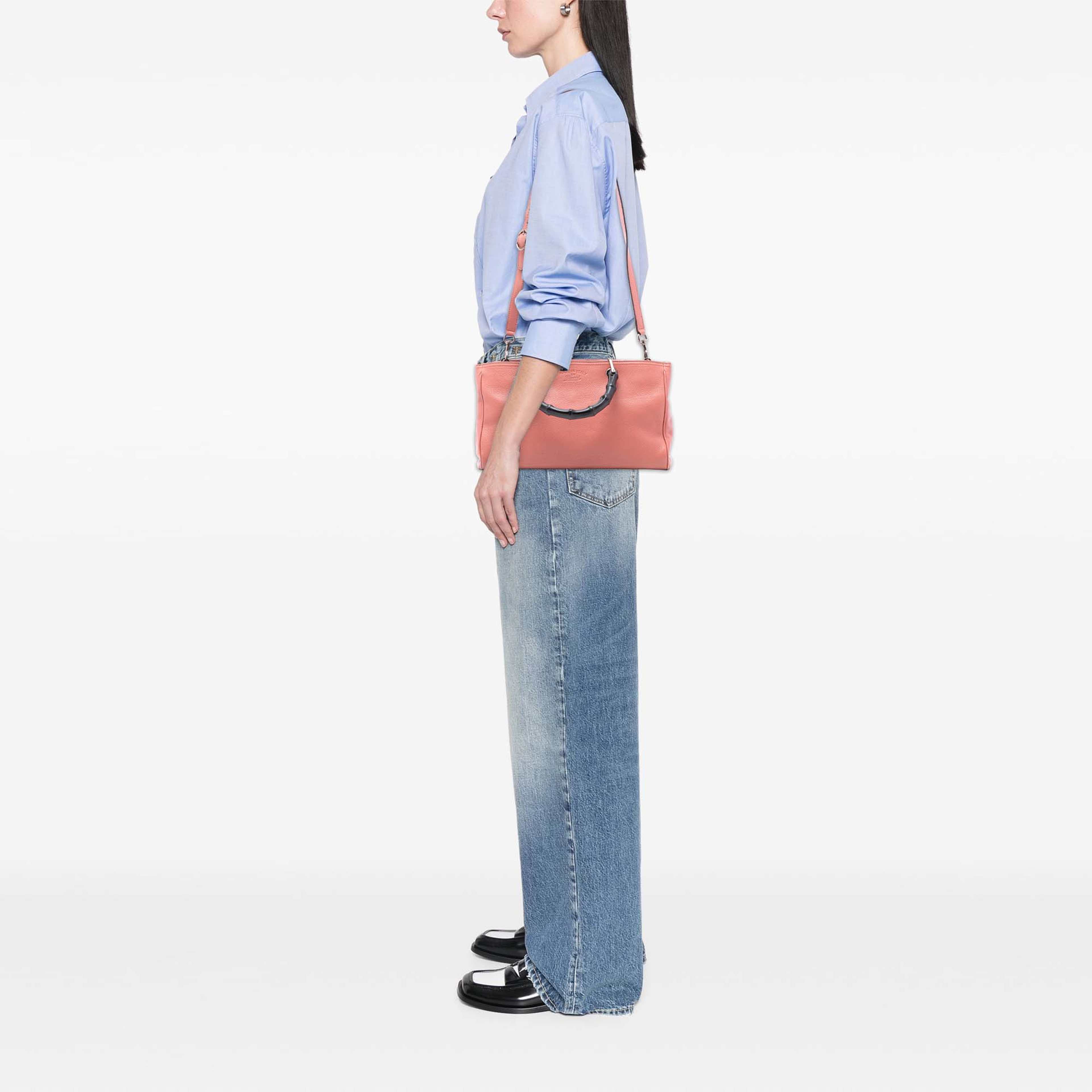 Gucci Medium Calfskin Bamboo Shopper Satchel, från Luxclusif, i färgen rosa. Klicka för att öppna bilden i stort format