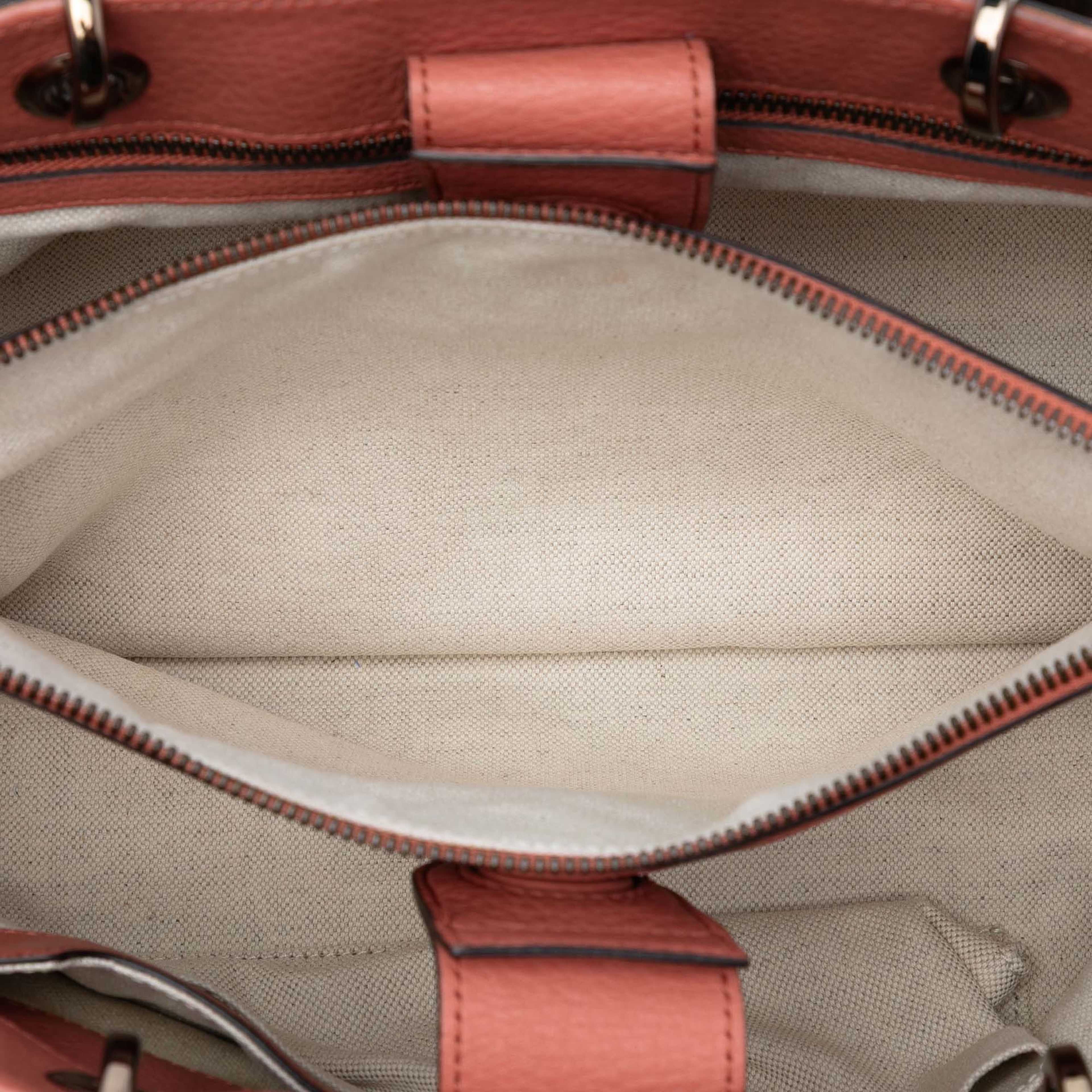 Gucci Medium Calfskin Bamboo Shopper Satchel, från Luxclusif, i färgen salmon. Klicka för att öppna bilden i stort format
