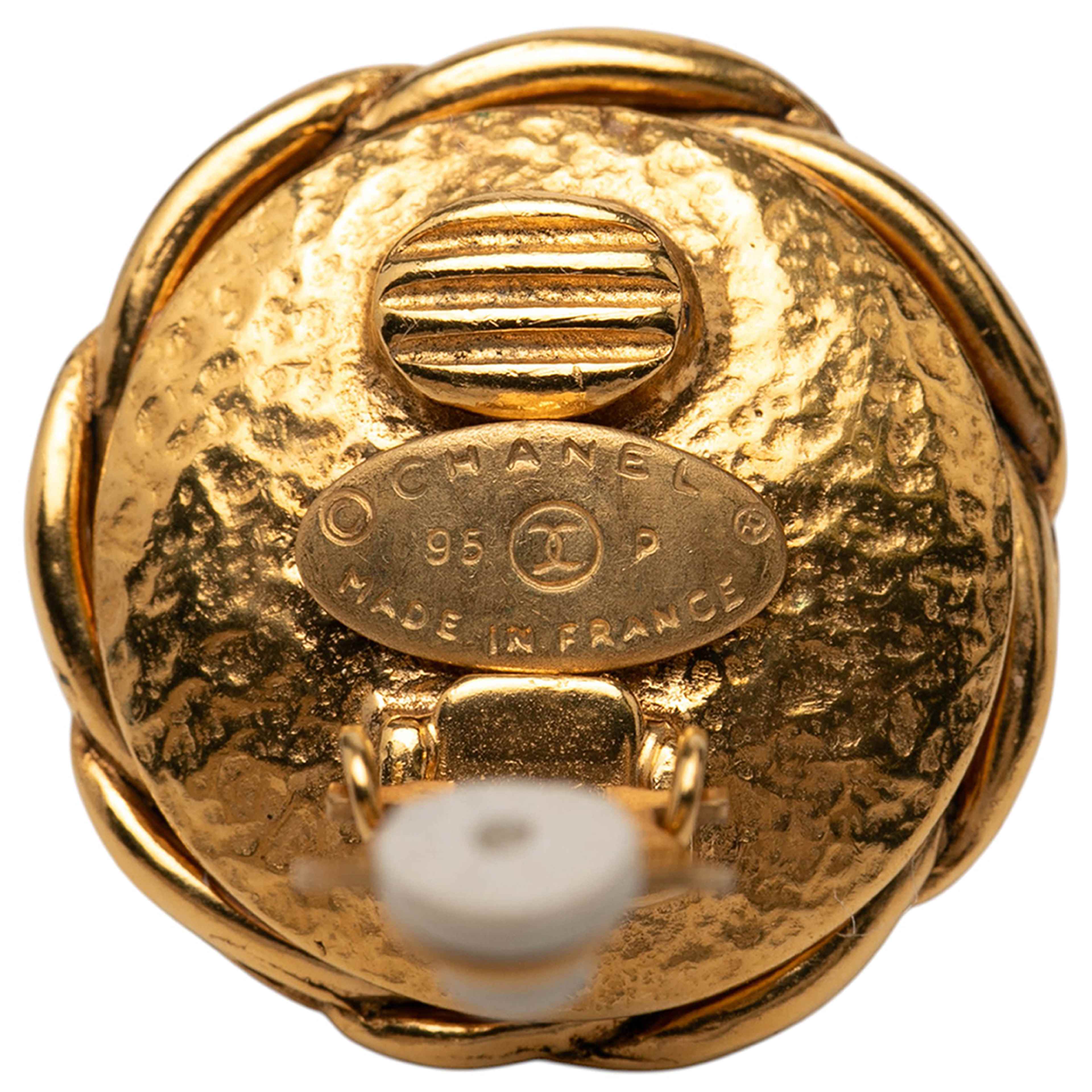 Chanel Cc Gold Plated Faux Pearl Clip On Earrings, från Luxclusif, i färgen gold. Klicka för att öppna bilden i stort format