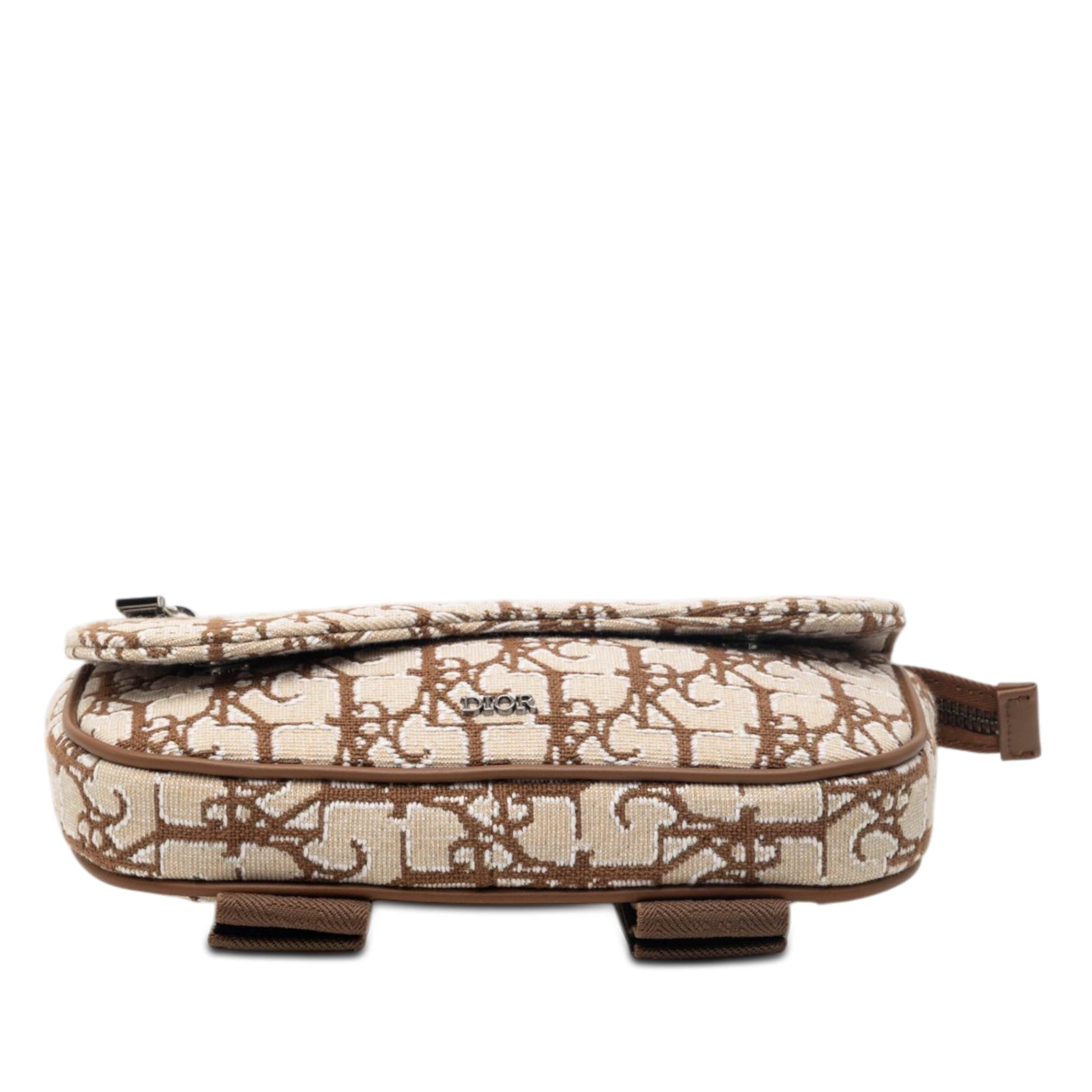 Dior Cactus Jack Oblique Canvas Saddle Arm Pouch, från Luxclusif, i färgen beige. Klicka för att öppna bilden i stort format