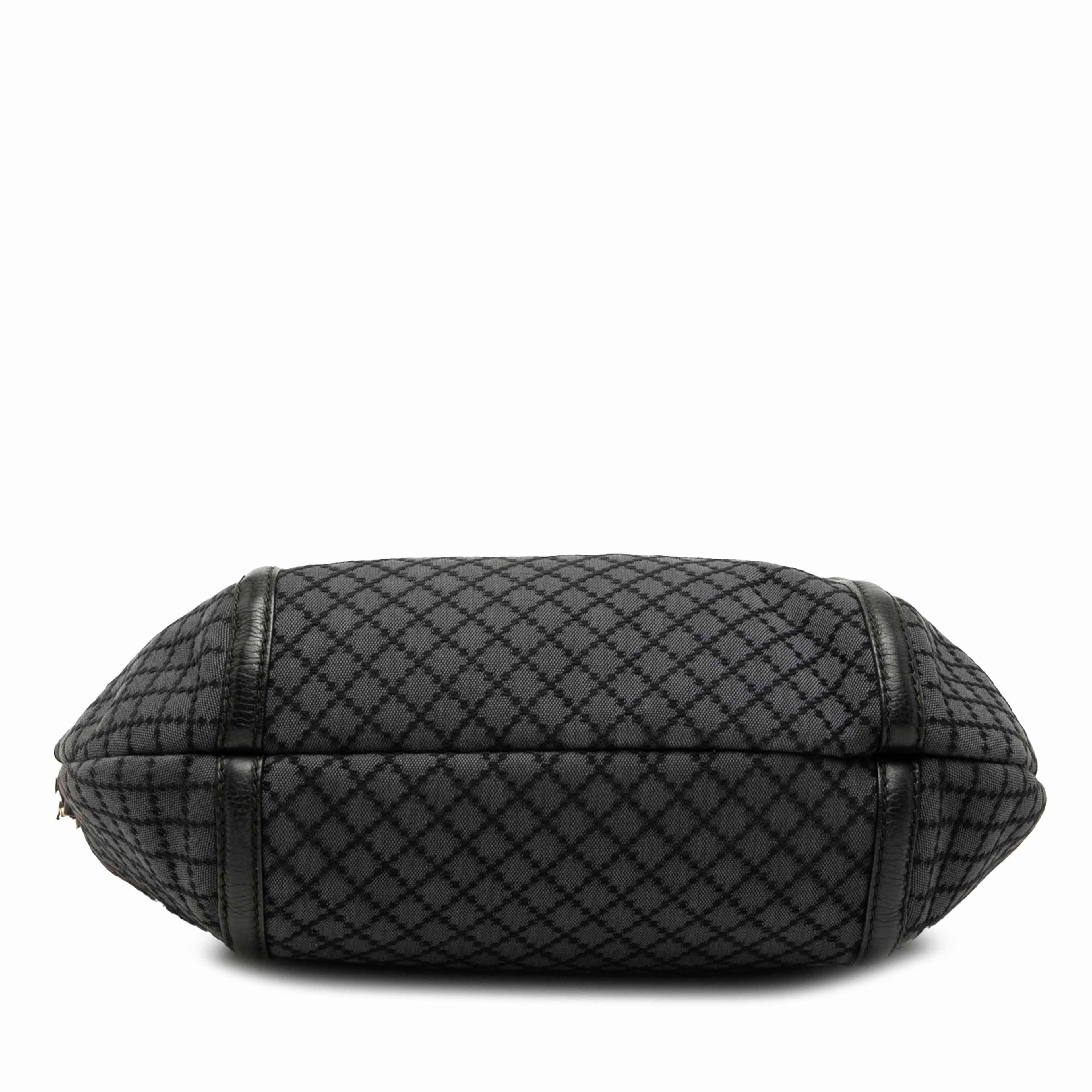 Gucci Medium Diamante Canvas Techno Horsebit Hobo, från Luxclusif, i färgen grå. Klicka för att öppna bilden i stort format