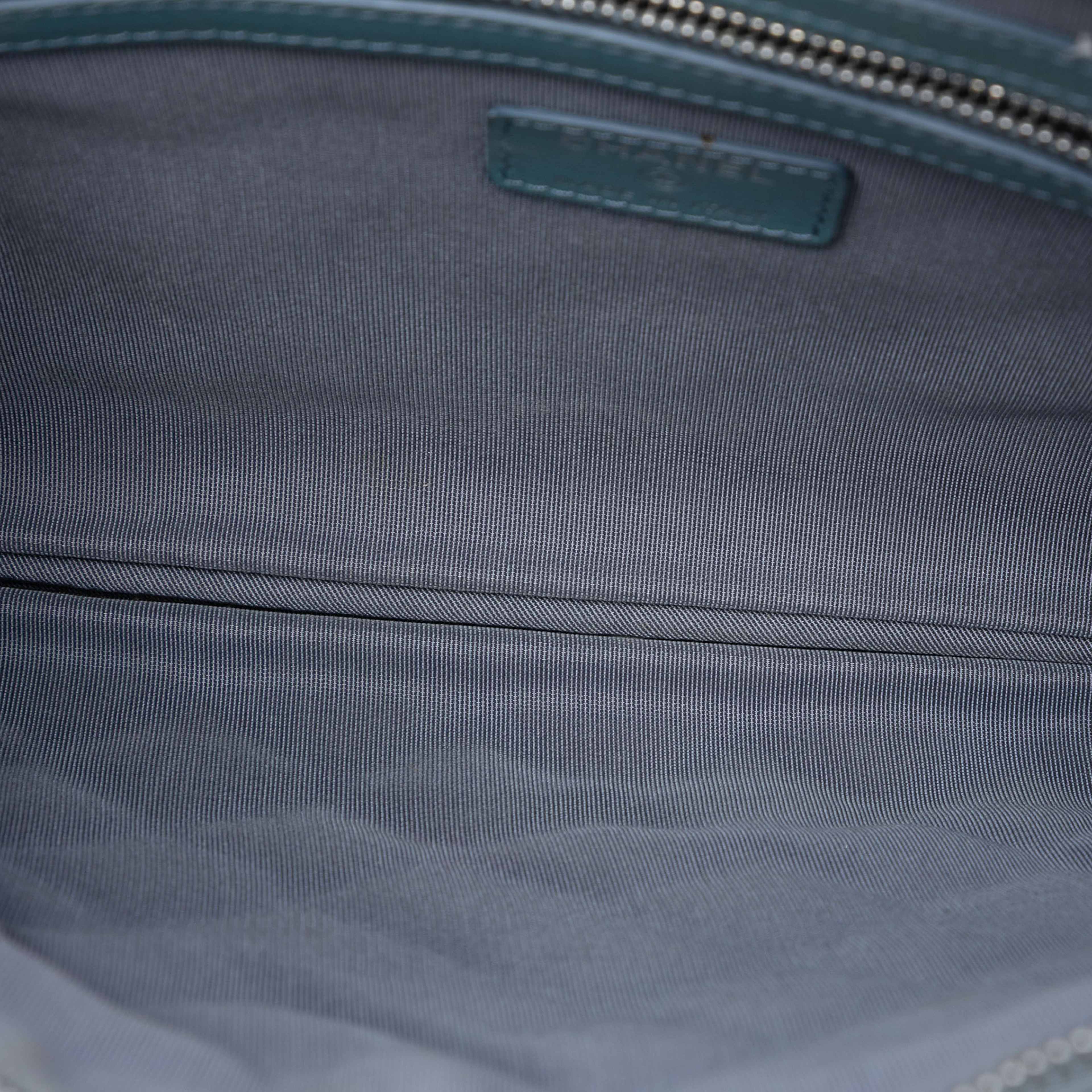 Chanel Medium Quilted Metallic Aged Calfskin O Case Clutch, från Luxclusif, i färgen silver. Klicka för att öppna bilden i stort format