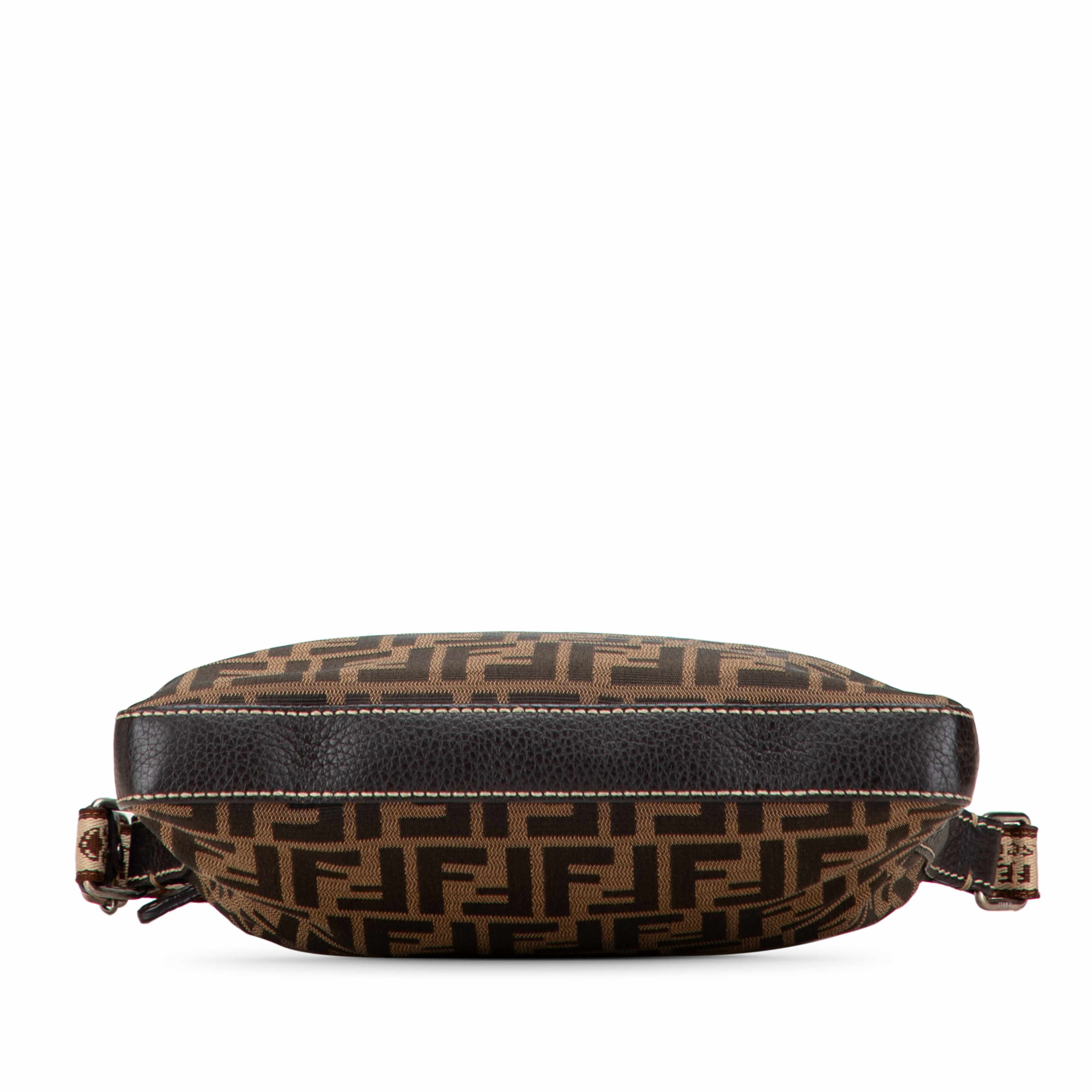 Fendi Zucca Canvas Selleria Crossbody, från Luxclusif, i färgen brown. Klicka för att öppna bilden i stort format