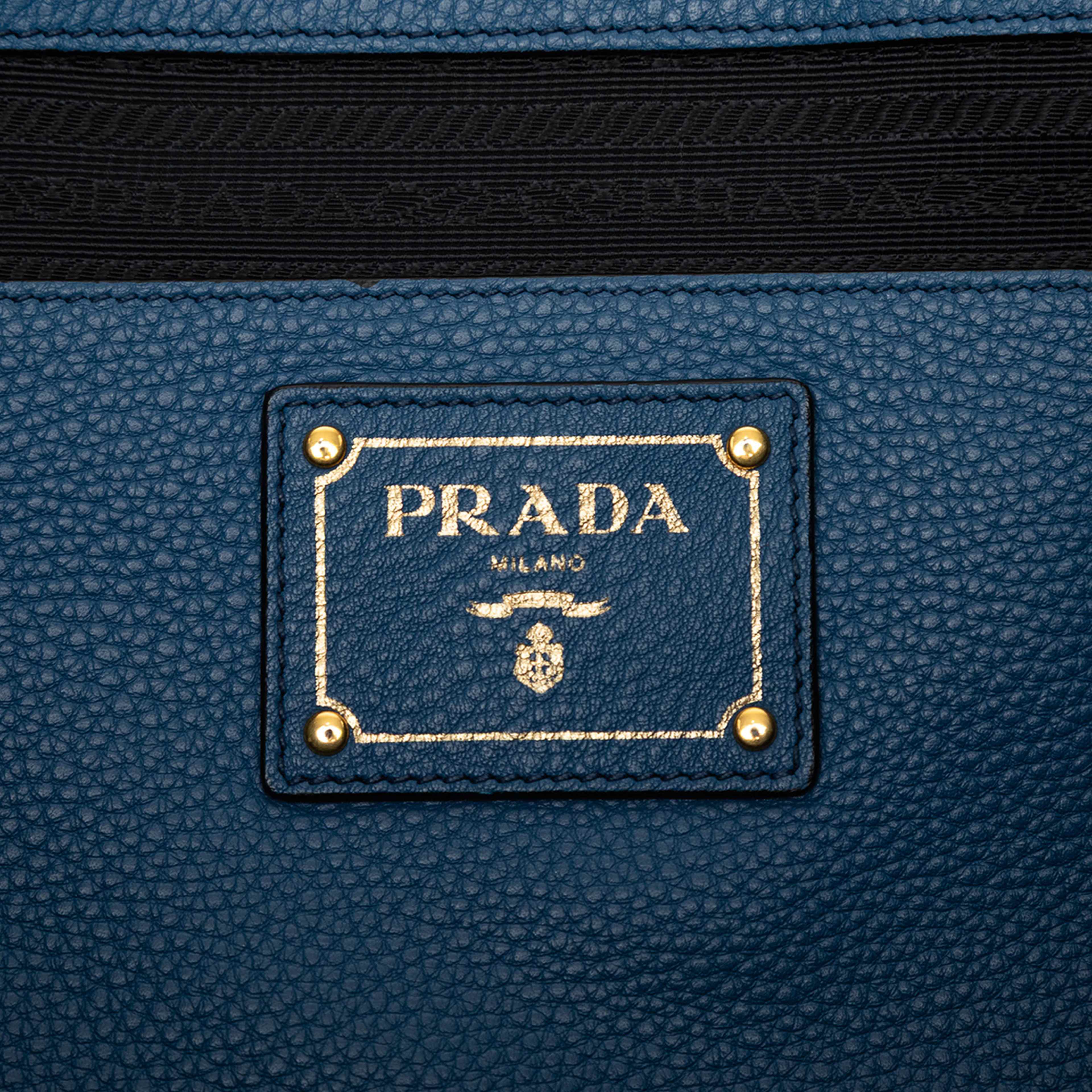 Prada Vitello Daino Open Convertible Tote, från Luxclusif, i färgen blue. Klicka för att öppna bilden i stort format