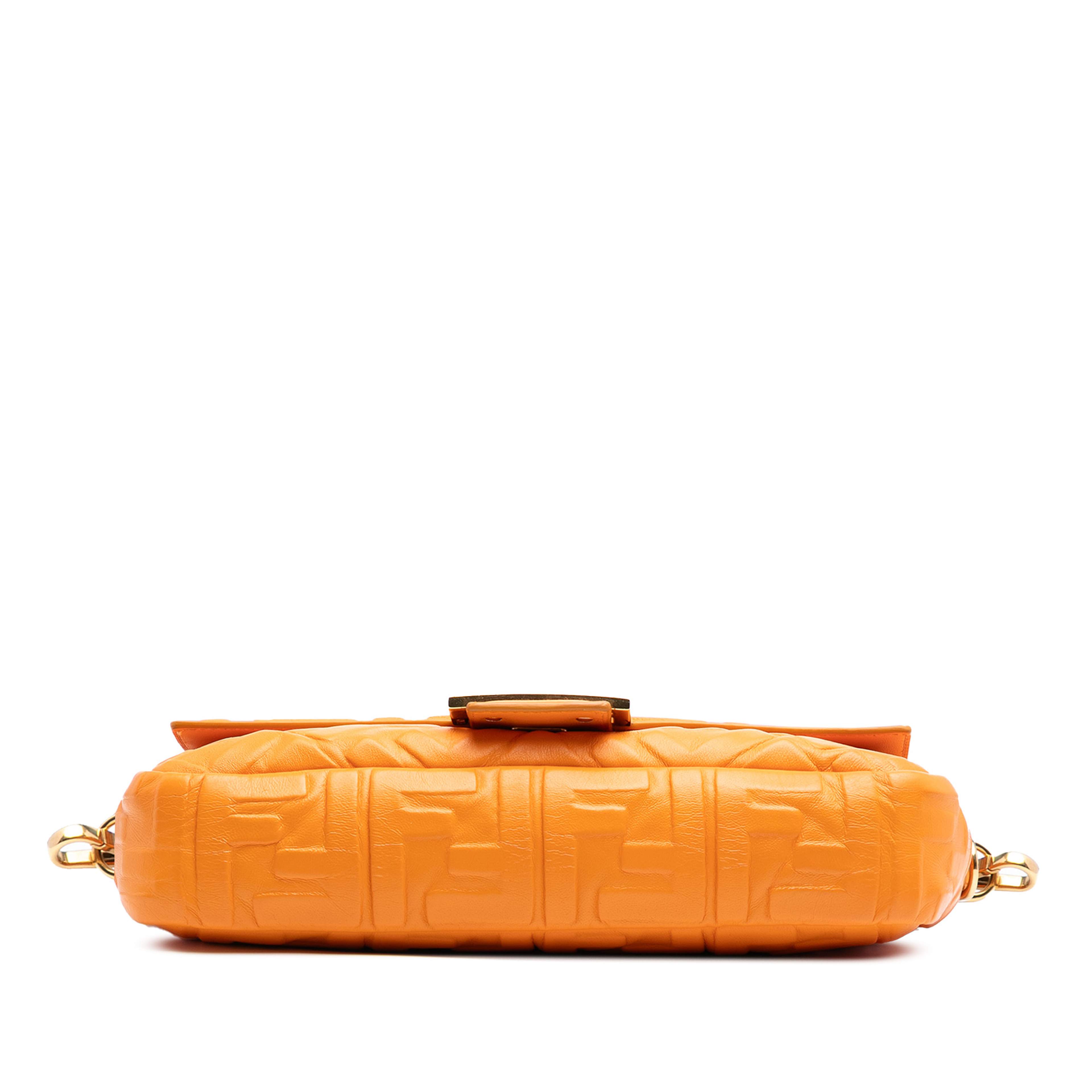 Fendi Zucca Embossed Leather Baguette Satchel, från Luxclusif, i färgen orange. Klicka för att öppna bilden i stort format