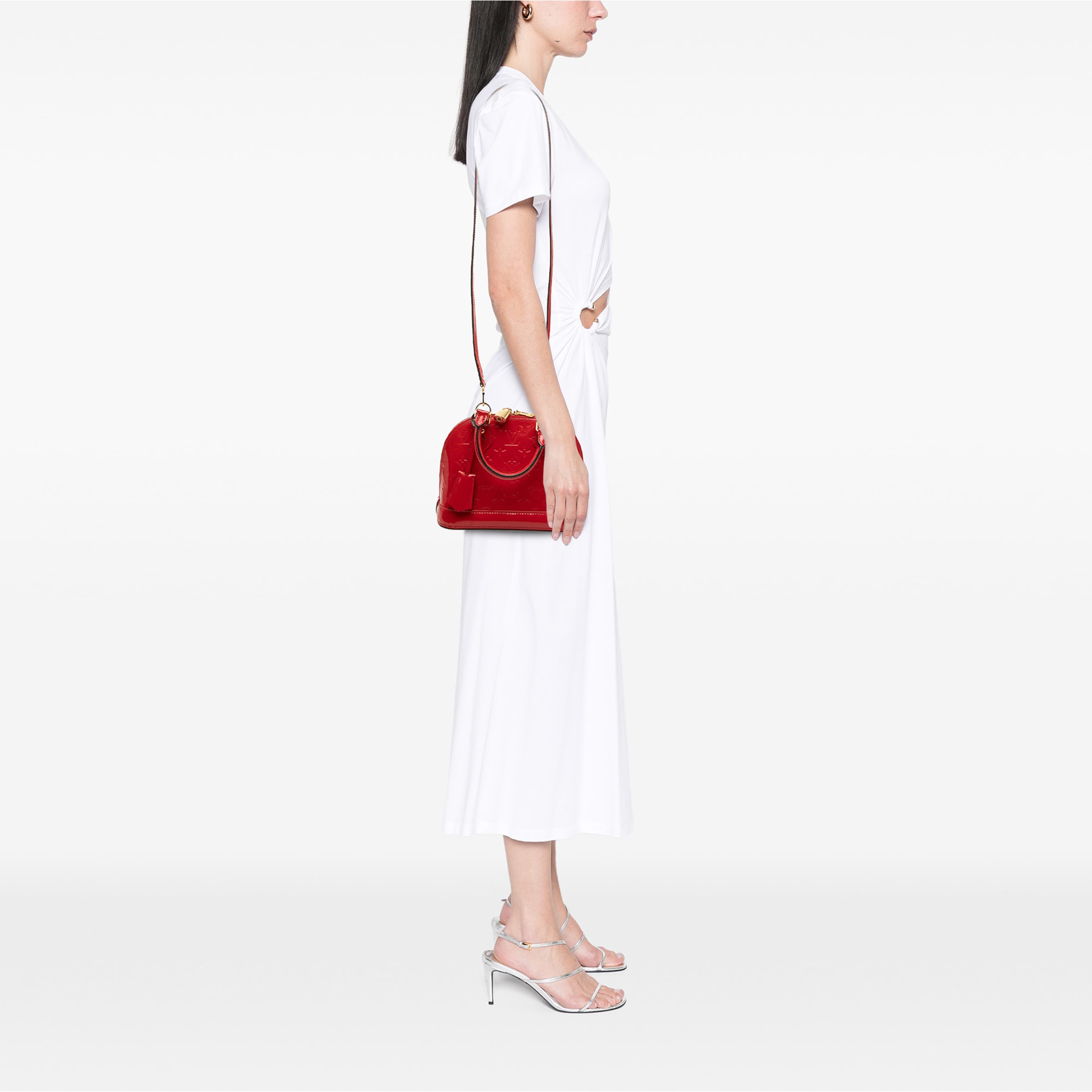 Louis Vuitton Monogram Vernis Alma Bb, från Luxclusif, i färgen röd. Klicka för att öppna bilden i stort format