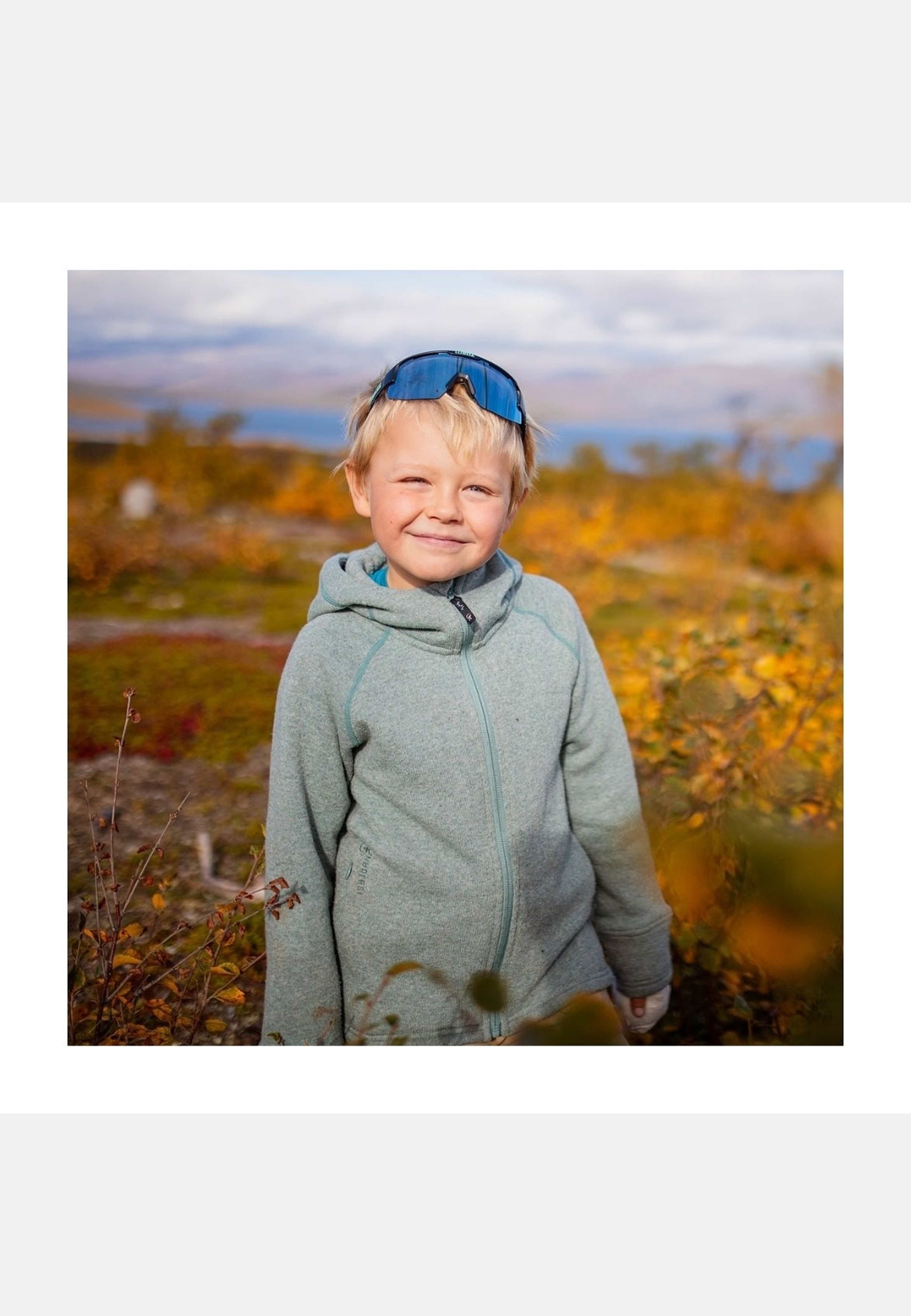 Shaun Hoodie Teens, från ISBJÖRN of Sweden, i färgen pinesilver. Klicka för att öppna bilden i stort format