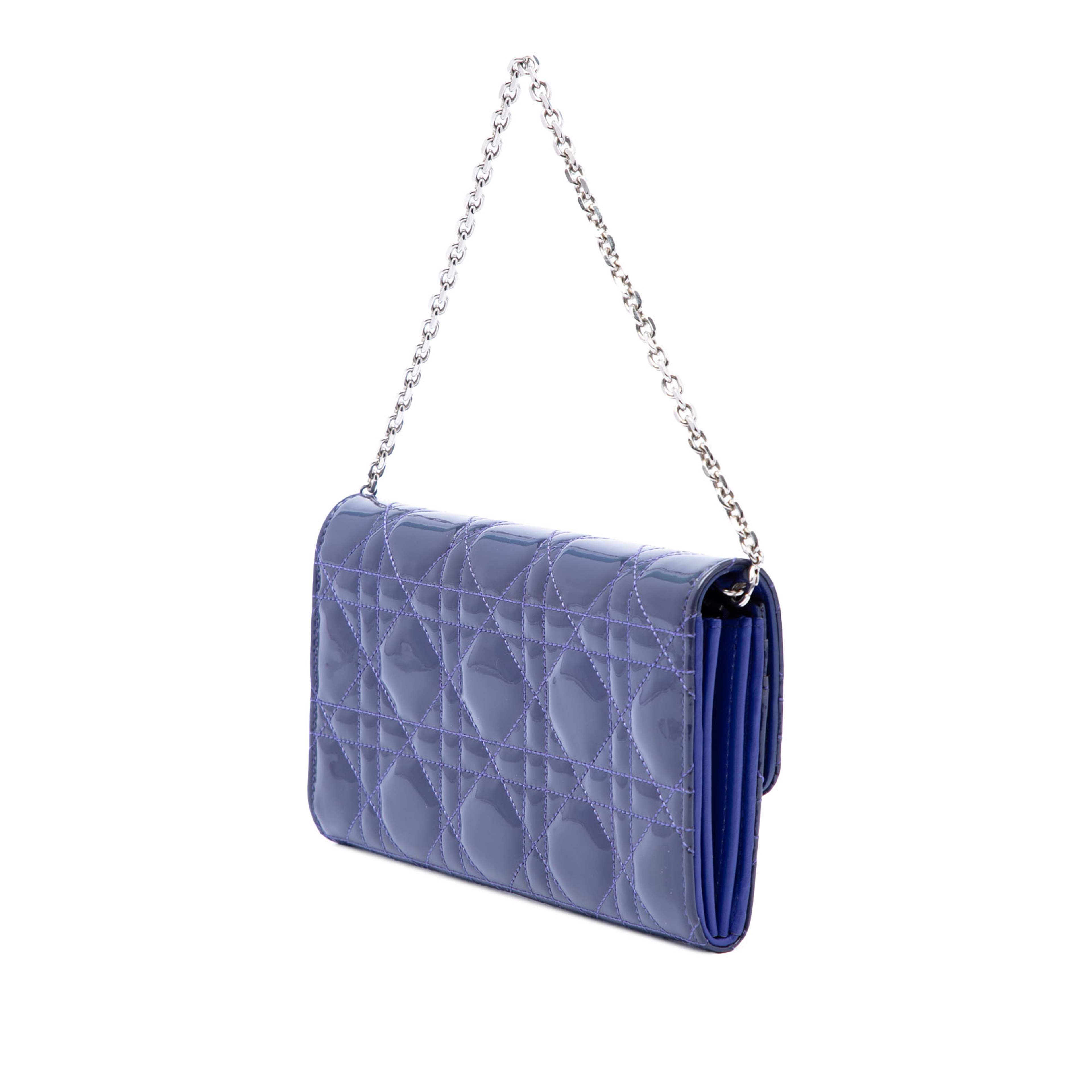 Dior Patent Cannage Miss Dior Wallet On Chain, från Luxclusif, i färgen blå. Klicka för att öppna bilden i stort format