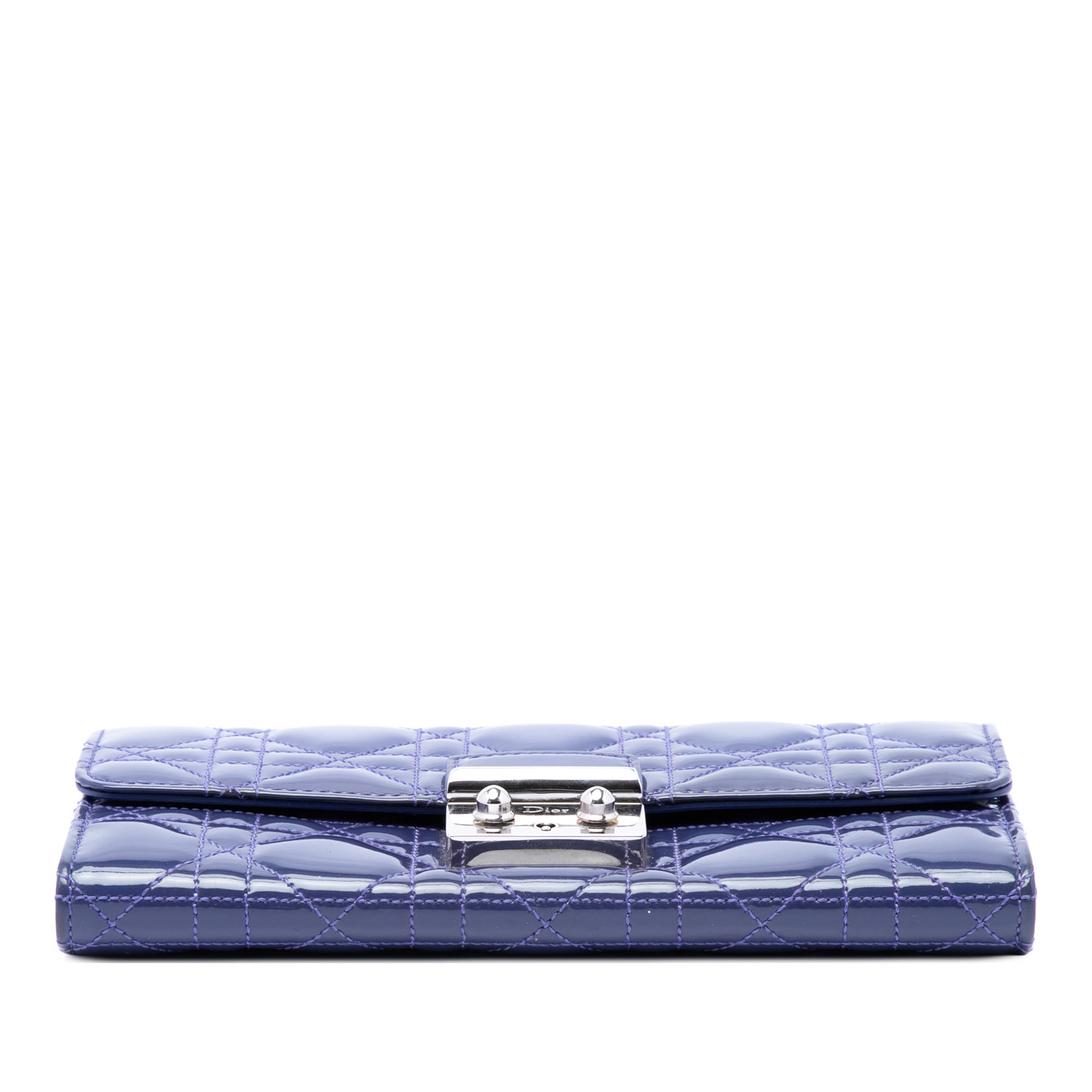 Dior Patent Cannage Miss Dior Wallet On Chain, från Luxclusif, i färgen blå. Klicka för att öppna bilden i stort format