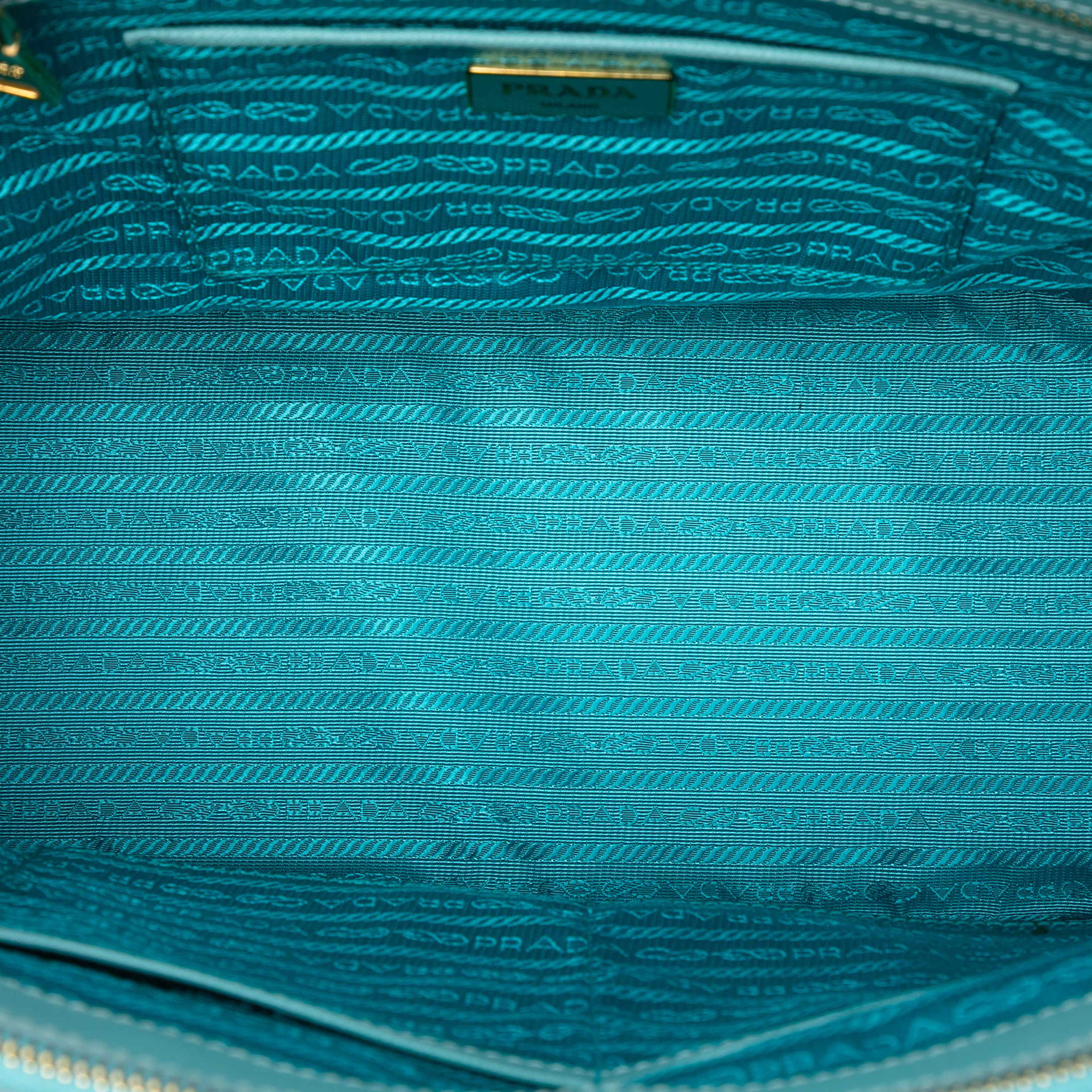Prada Large Saffiano Lux Galleria Double Zip Satchel, från Luxclusif, i färgen turquoise. Klicka för att öppna bilden i stort format