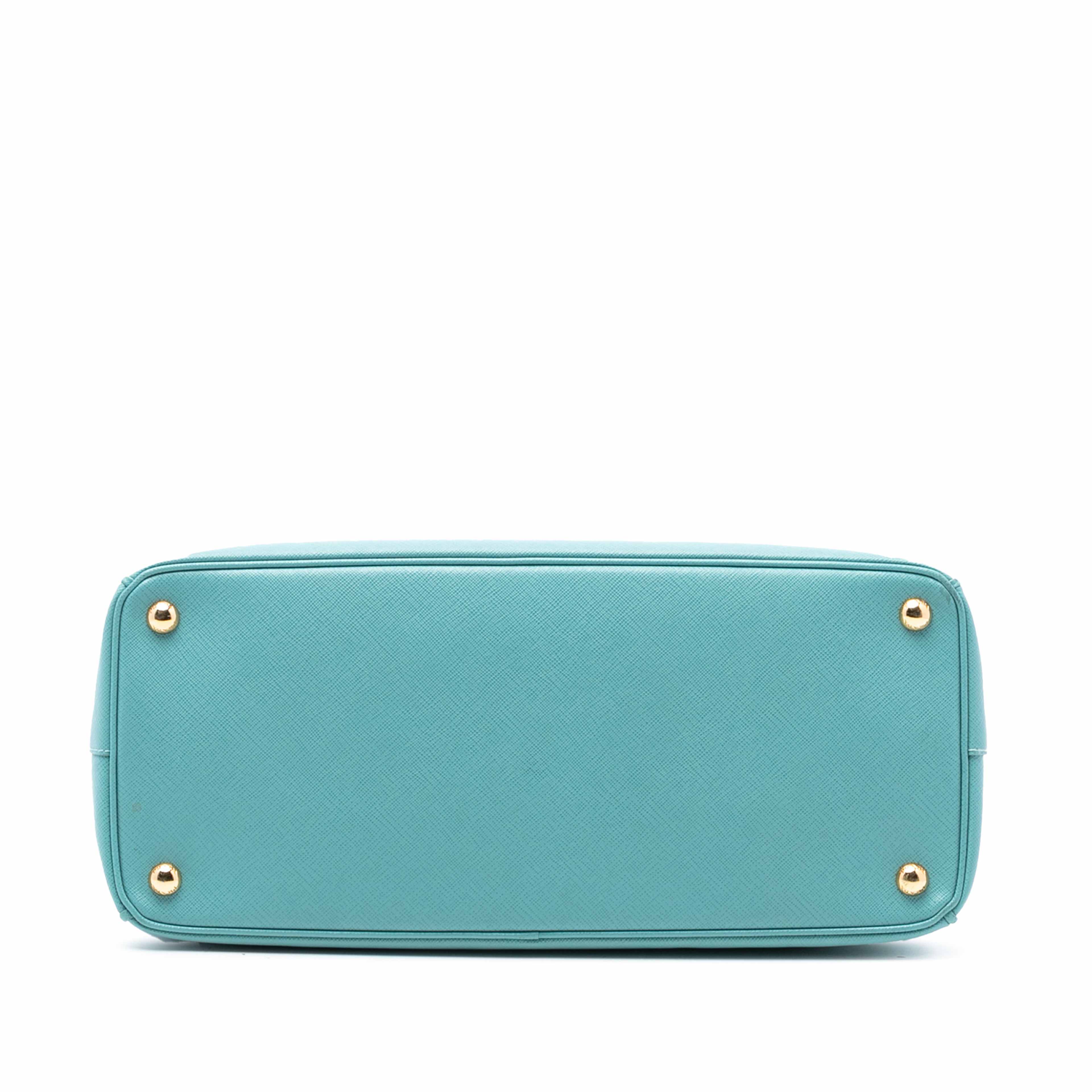 Prada Large Saffiano Lux Galleria Double Zip Satchel, från Luxclusif, i färgen turquoise. Klicka för att öppna bilden i stort format