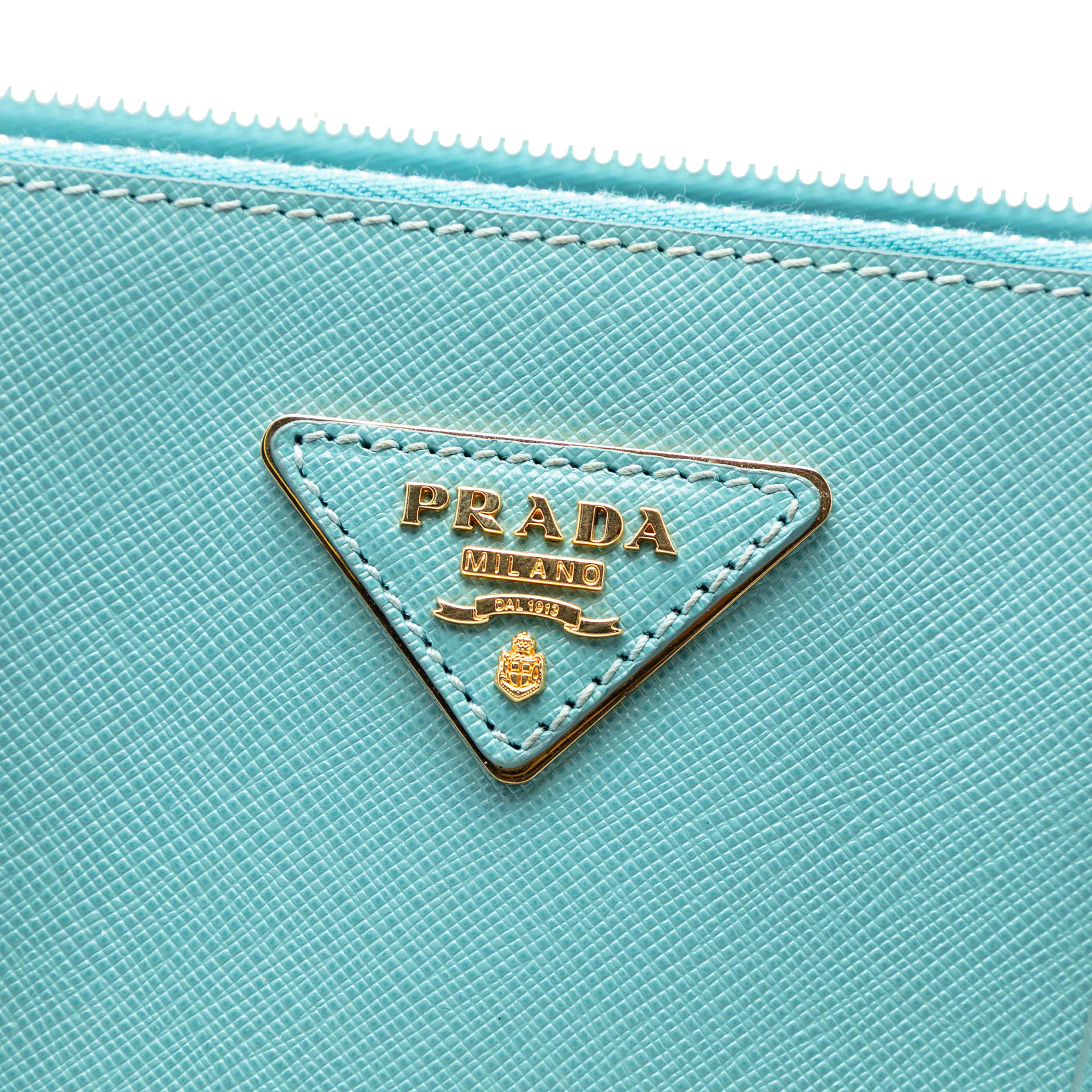 Prada Large Saffiano Lux Galleria Double Zip Satchel, från Luxclusif, i färgen turquoise. Klicka för att öppna bilden i stort format