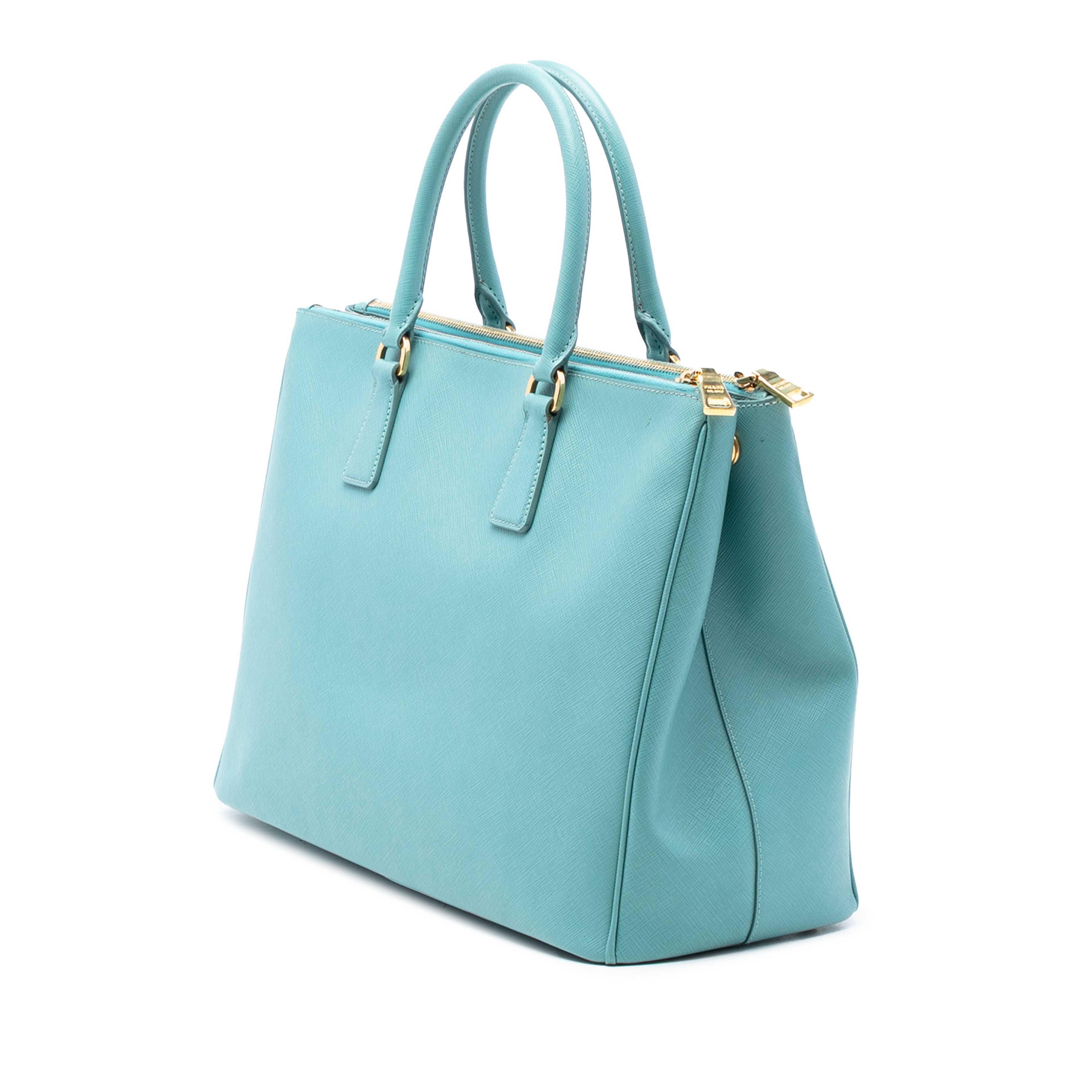 Prada Large Saffiano Lux Galleria Double Zip Satchel, från Luxclusif, i färgen turquoise. Klicka för att öppna bilden i stort format