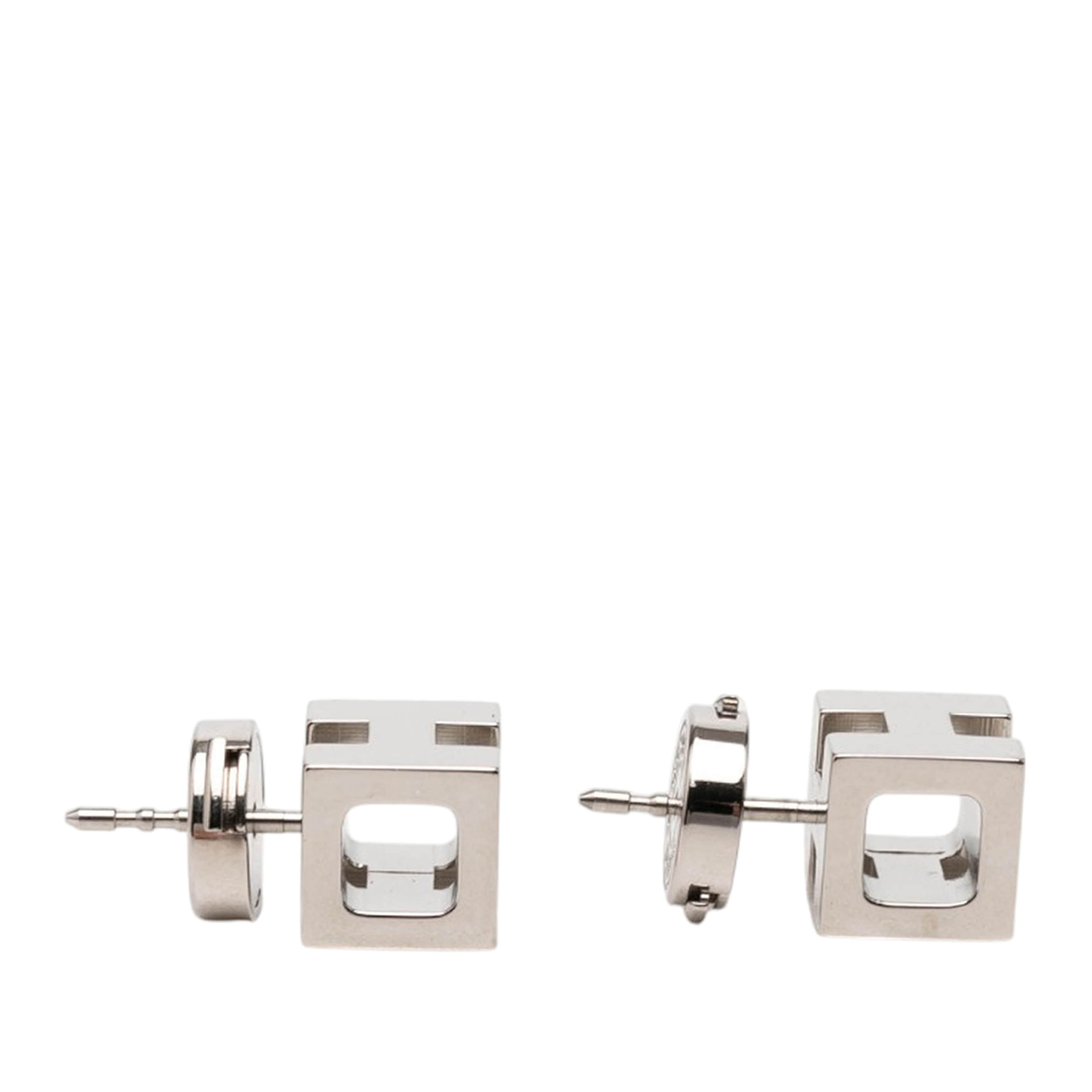 Hermès Palladium Plated Cage Dh Cube Push Back Earrings, från Luxclusif, i färgen silver. Klicka för att öppna bilden i stort format