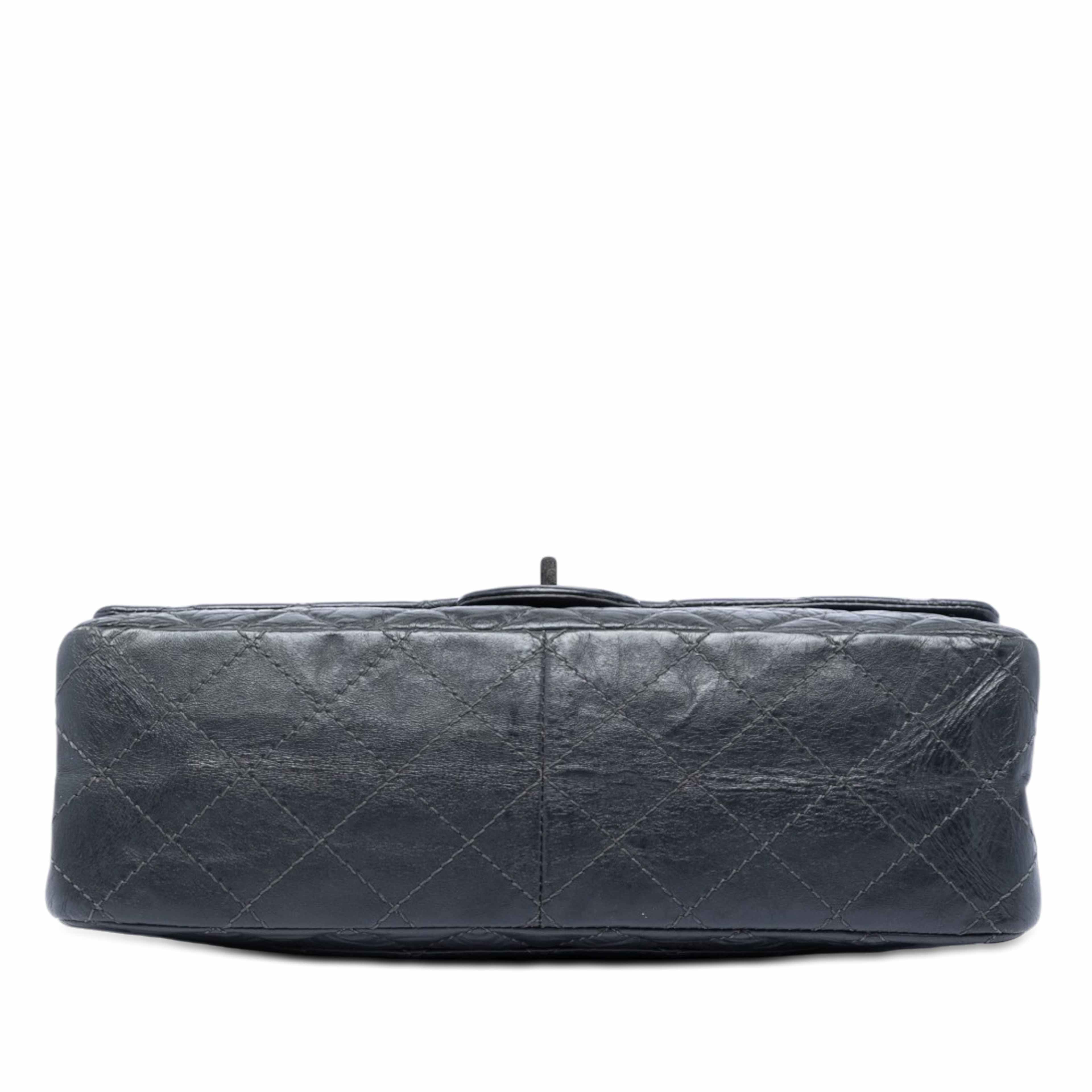Chanel Quilted Aged Calfskin Reissue 2.55 Double Flap 226, från Luxclusif, i färgen grå. Klicka för att öppna bilden i stort format