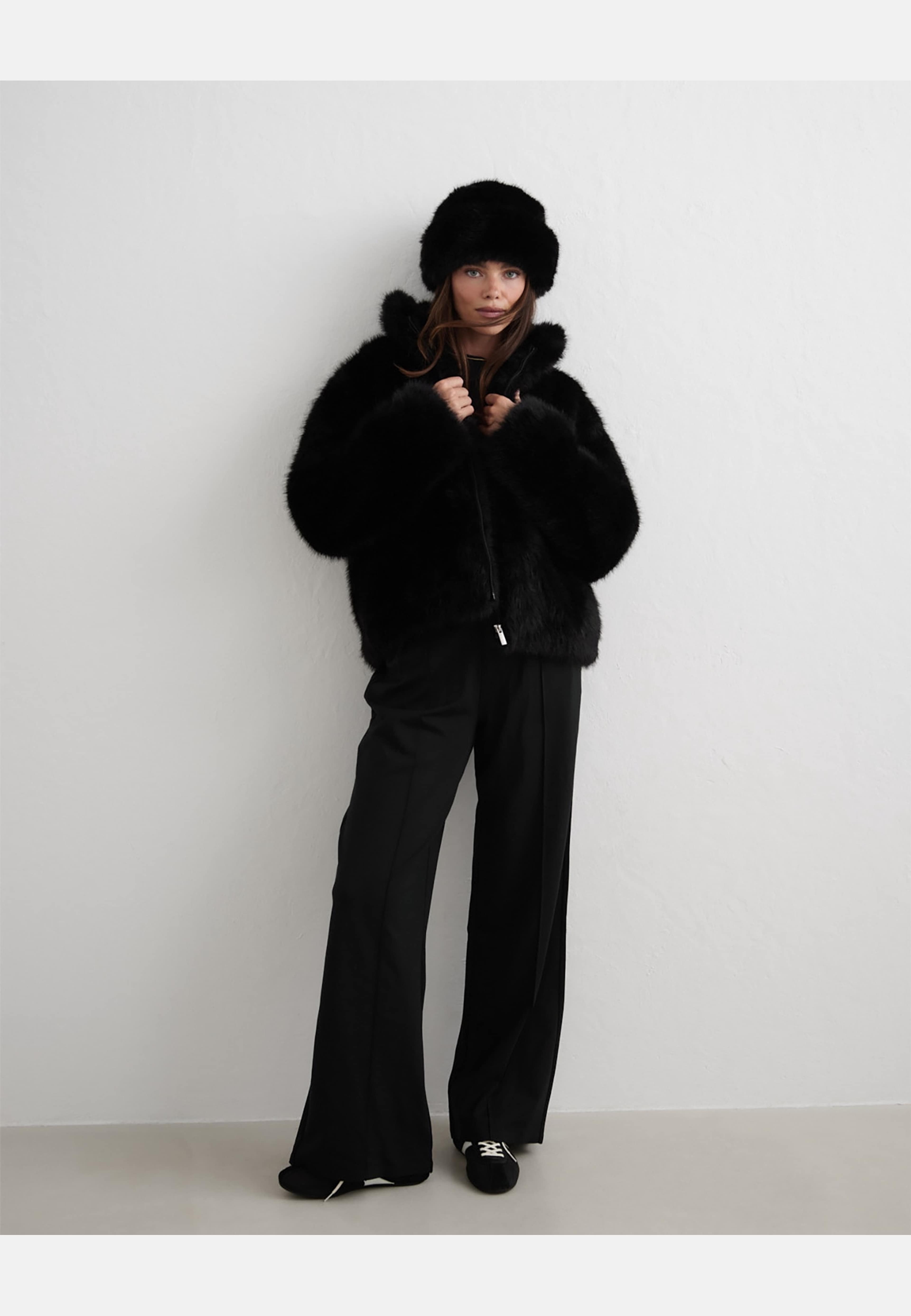 Faux Fur Jacket, från aim'n, i färgen black. Klicka för att öppna bilden i stort format