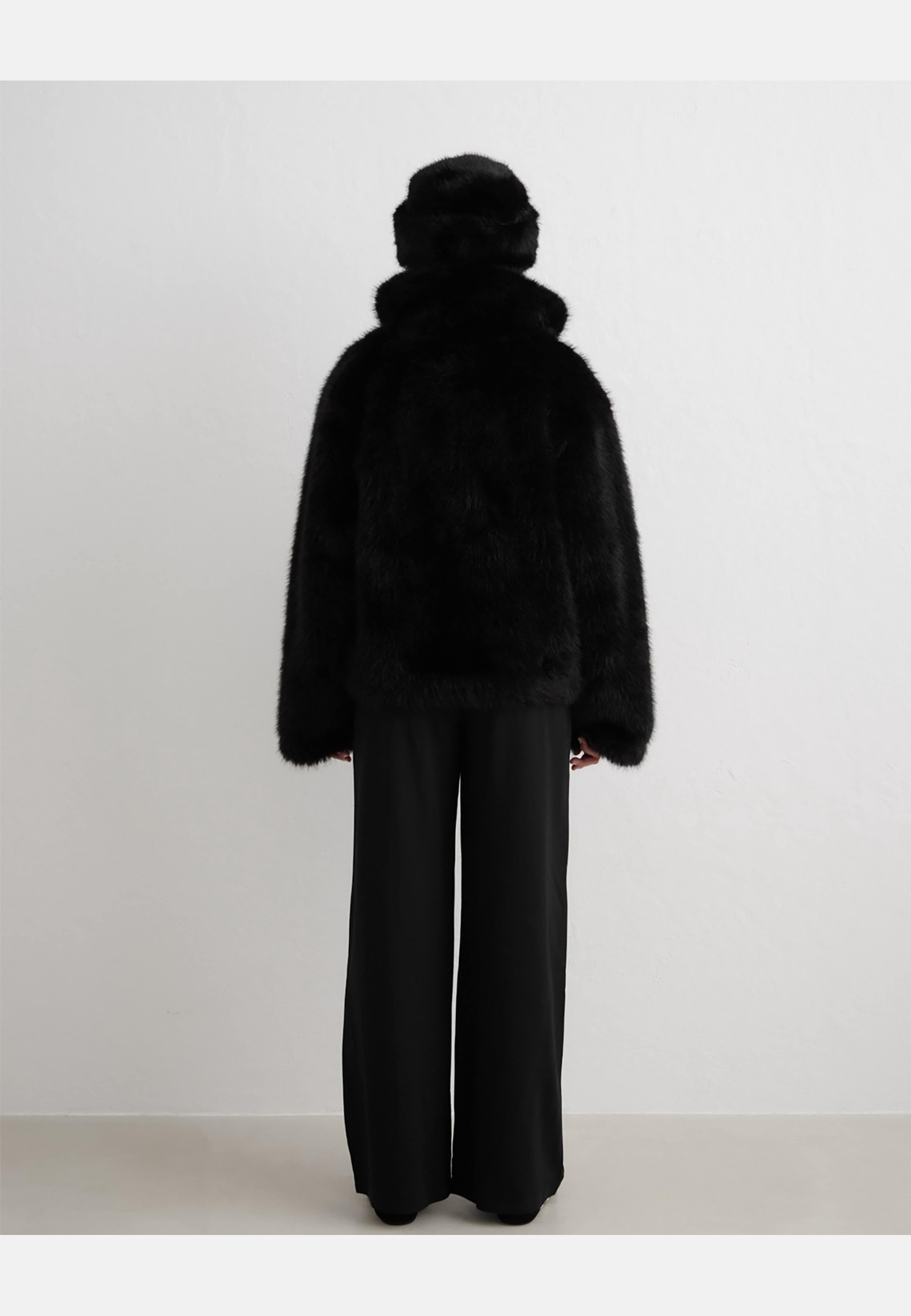 Faux Fur Jacket, från aim'n, i färgen black. Klicka för att öppna bilden i stort format