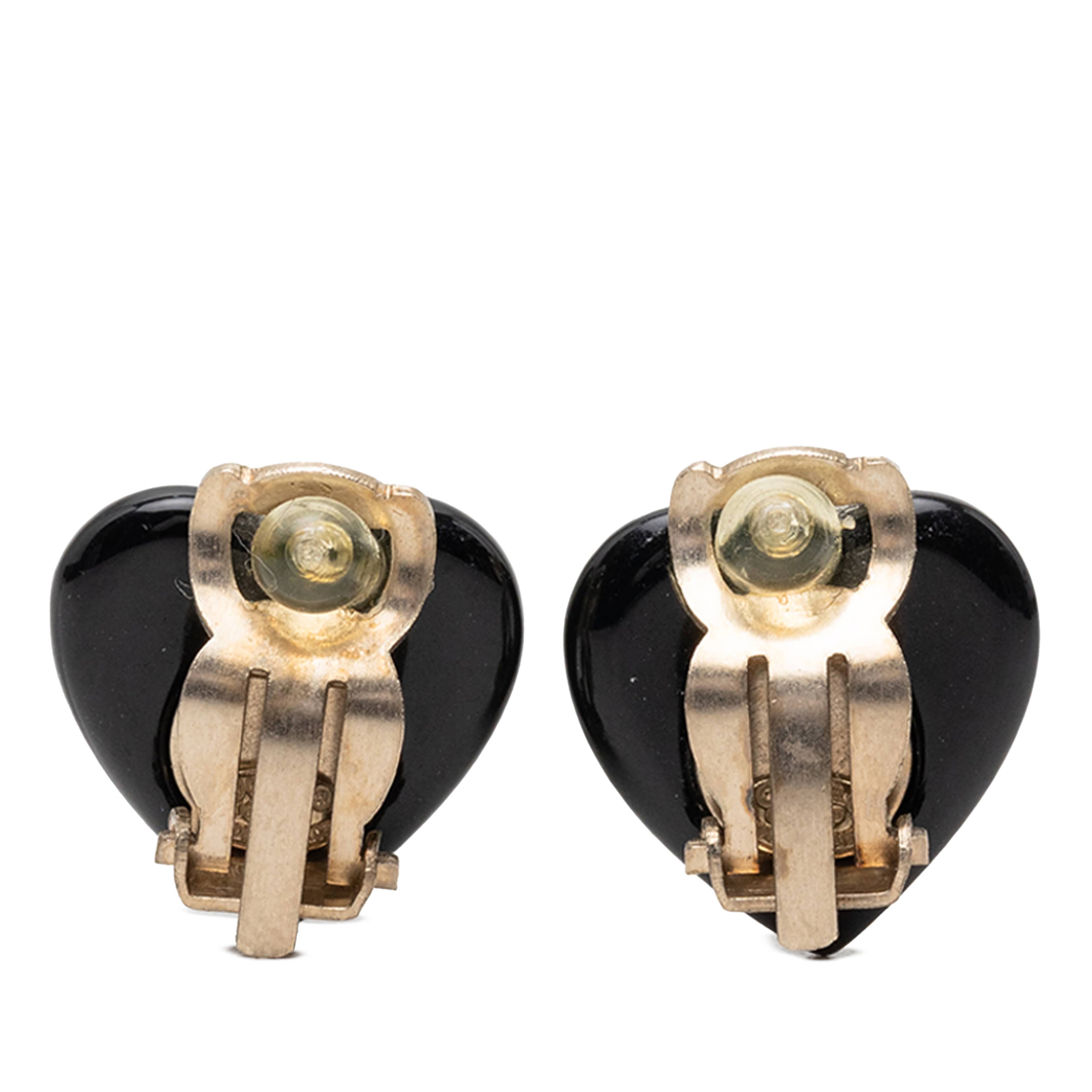 Chanel Cc Resin Faux Pearl Heart Clip On Earrings, från Luxclusif, i färgen vit. Klicka för att öppna bilden i stort format