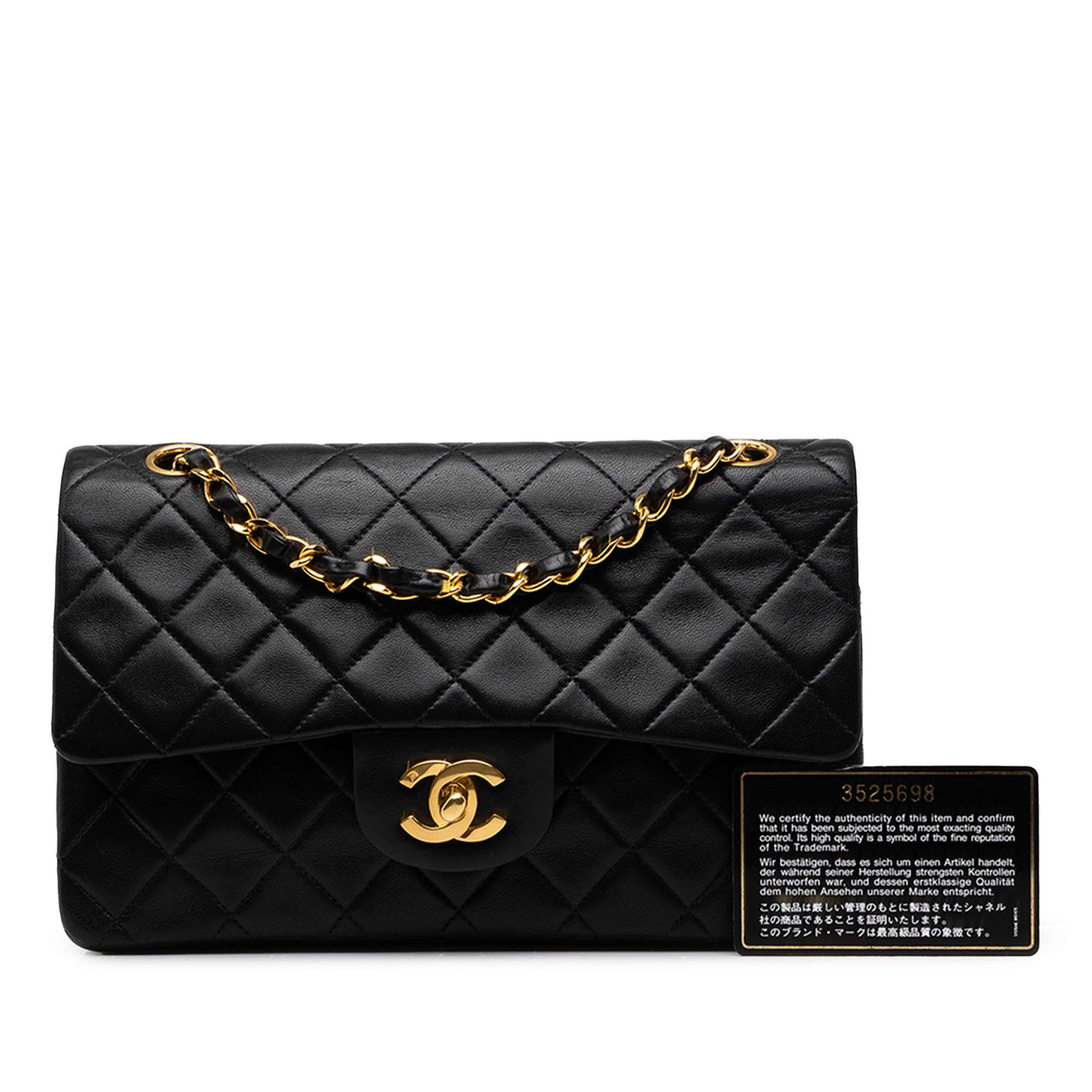 Chanel Small Classic Lambskin Double Flap, från Luxclusif, i färgen svart. Klicka för att öppna bilden i stort format