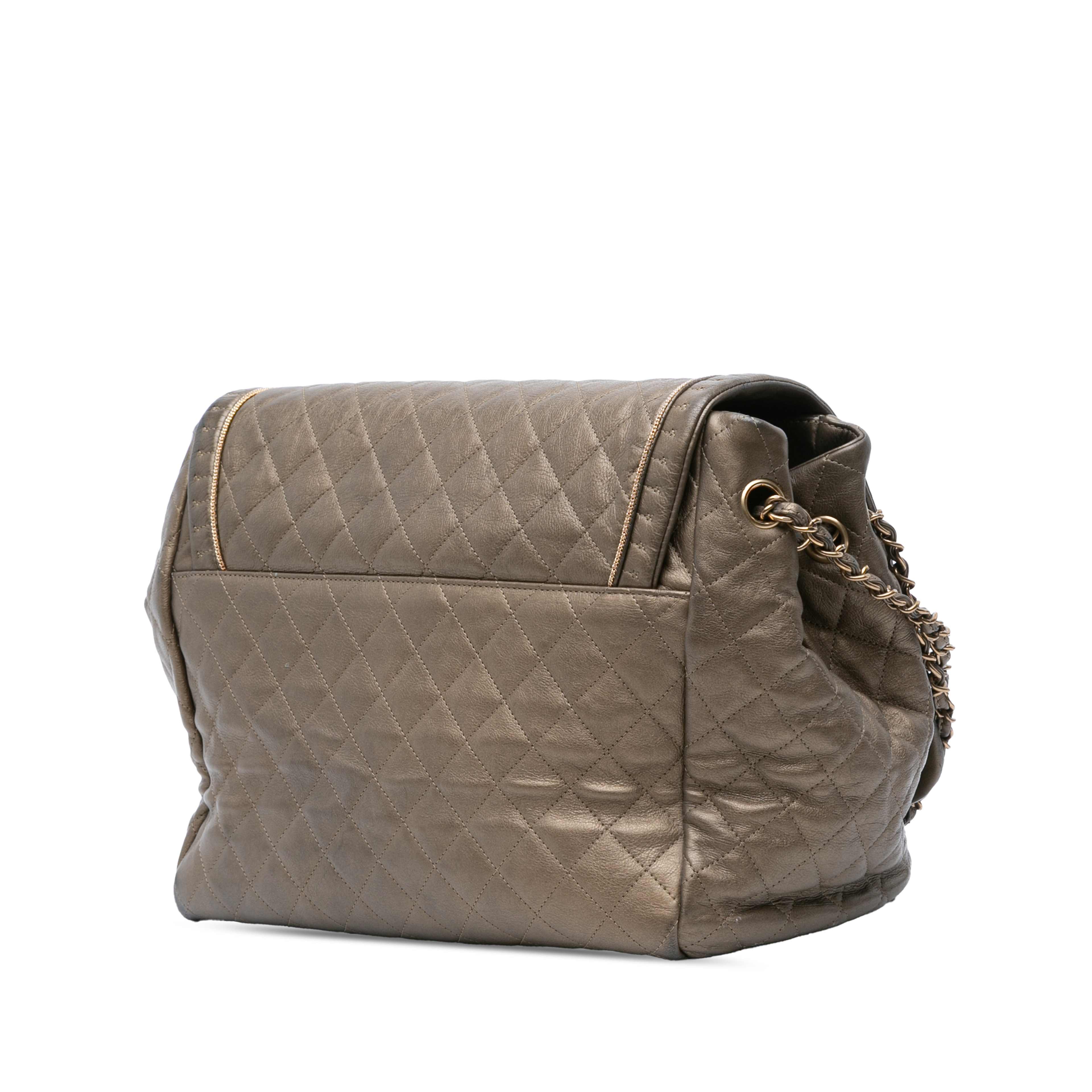 Chanel Large Quilted Metallic Calfskin Istanbul Accordion Flap, från Luxclusif, i färgen bronze. Klicka för att öppna bilden i stort format