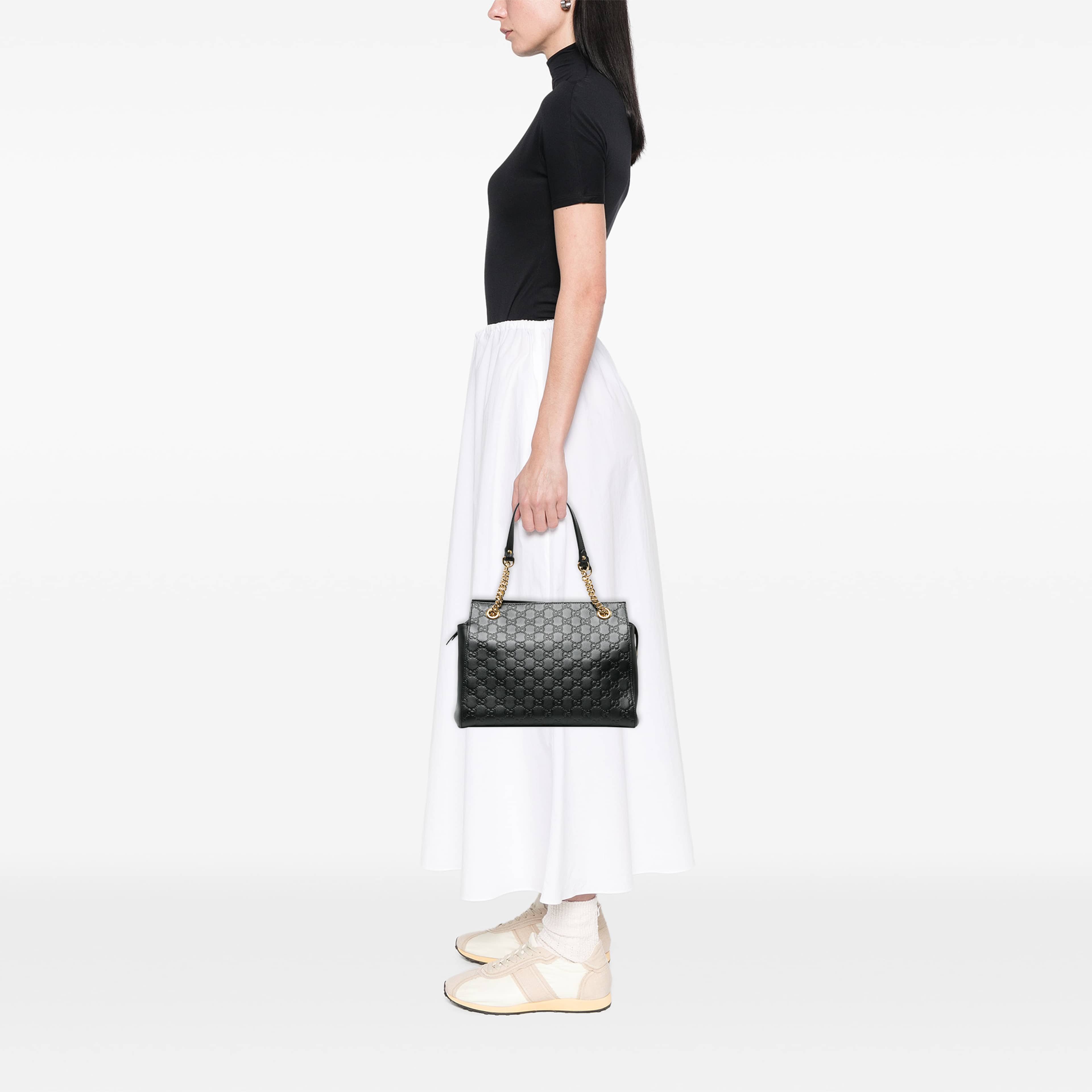 Gucci Medium Guccissima Soft Shoulder Bag, från Luxclusif, i färgen svart. Klicka för att öppna bilden i stort format