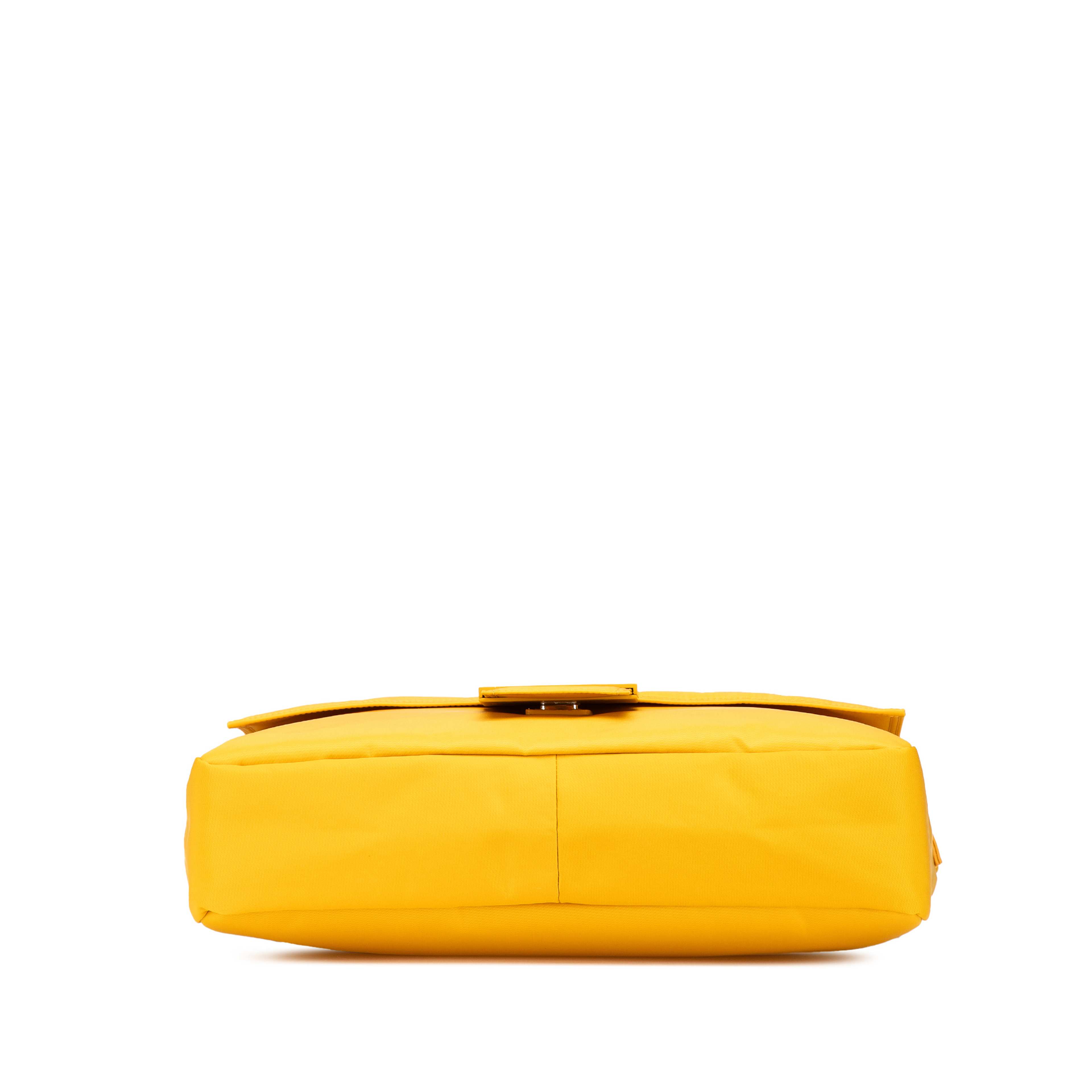 Fendi Large Econyl Nylon Baguette Satchel, från Luxclusif, i färgen yellow. Klicka för att öppna bilden i stort format