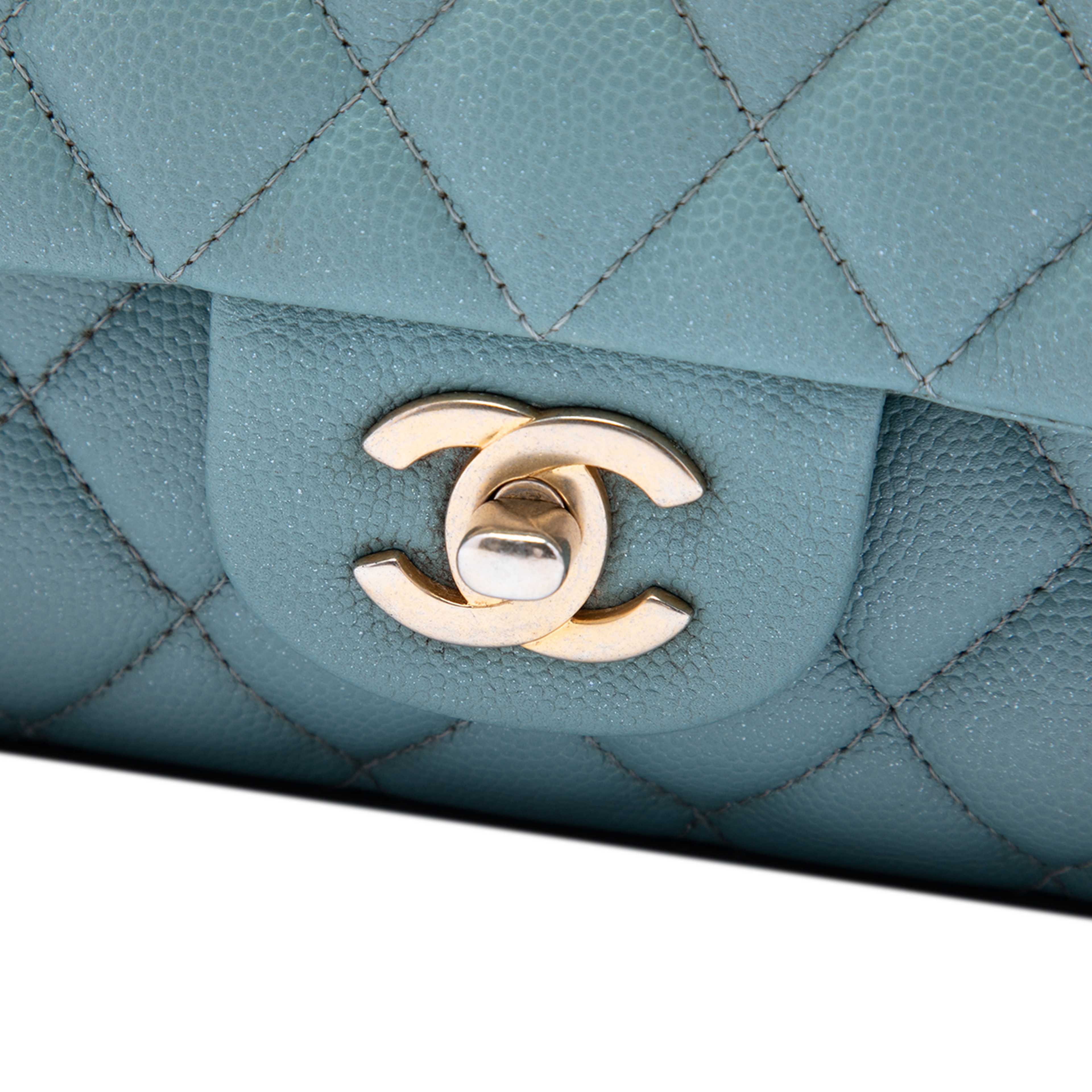 Chanel Medium Classic Iridescent Caviar Double Flap, från Luxclusif, i färgen blå. Klicka för att öppna bilden i stort format