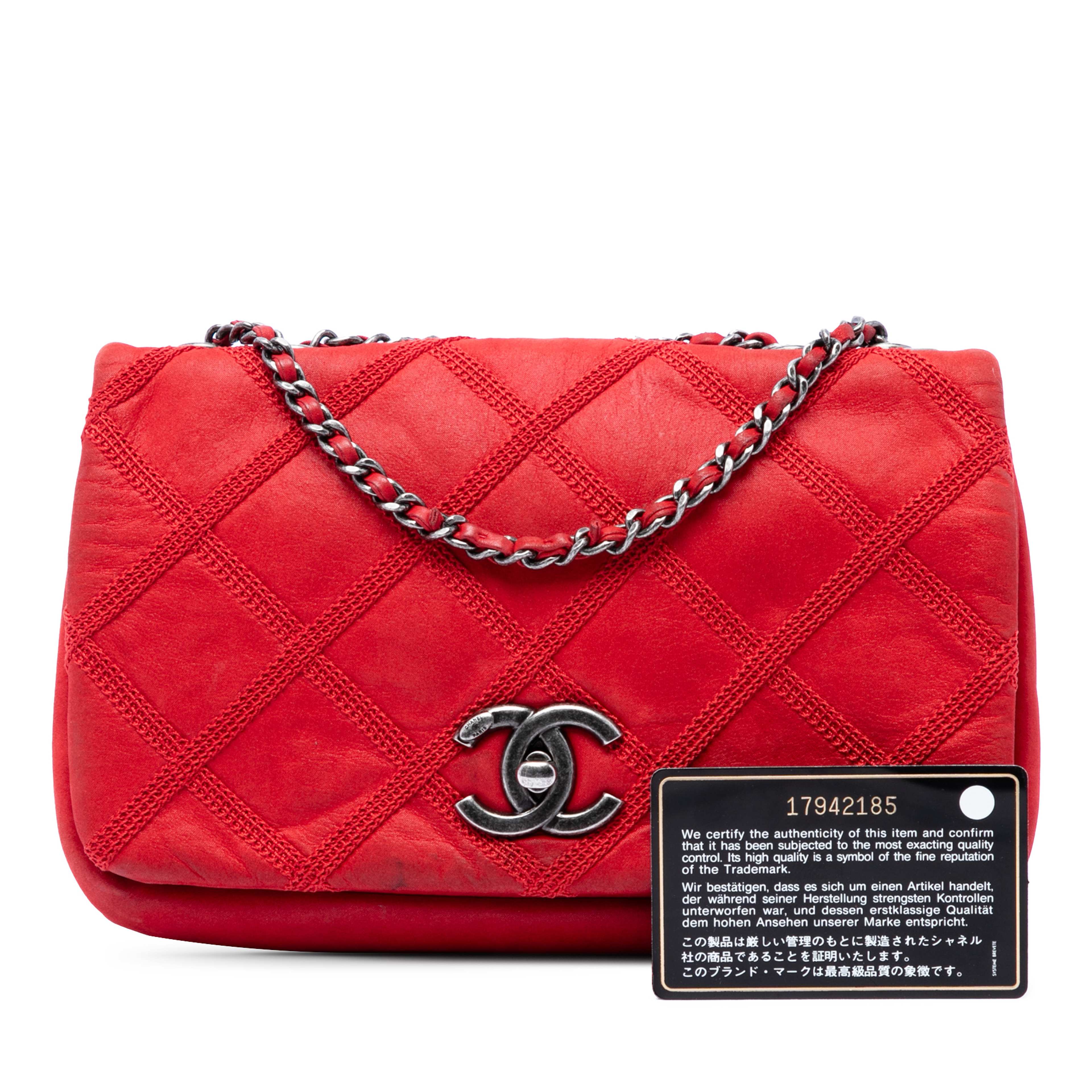Chanel Iridescent Calfskin Diamond Stitch Flap, från Luxclusif, i färgen röd. Klicka för att öppna bilden i stort format