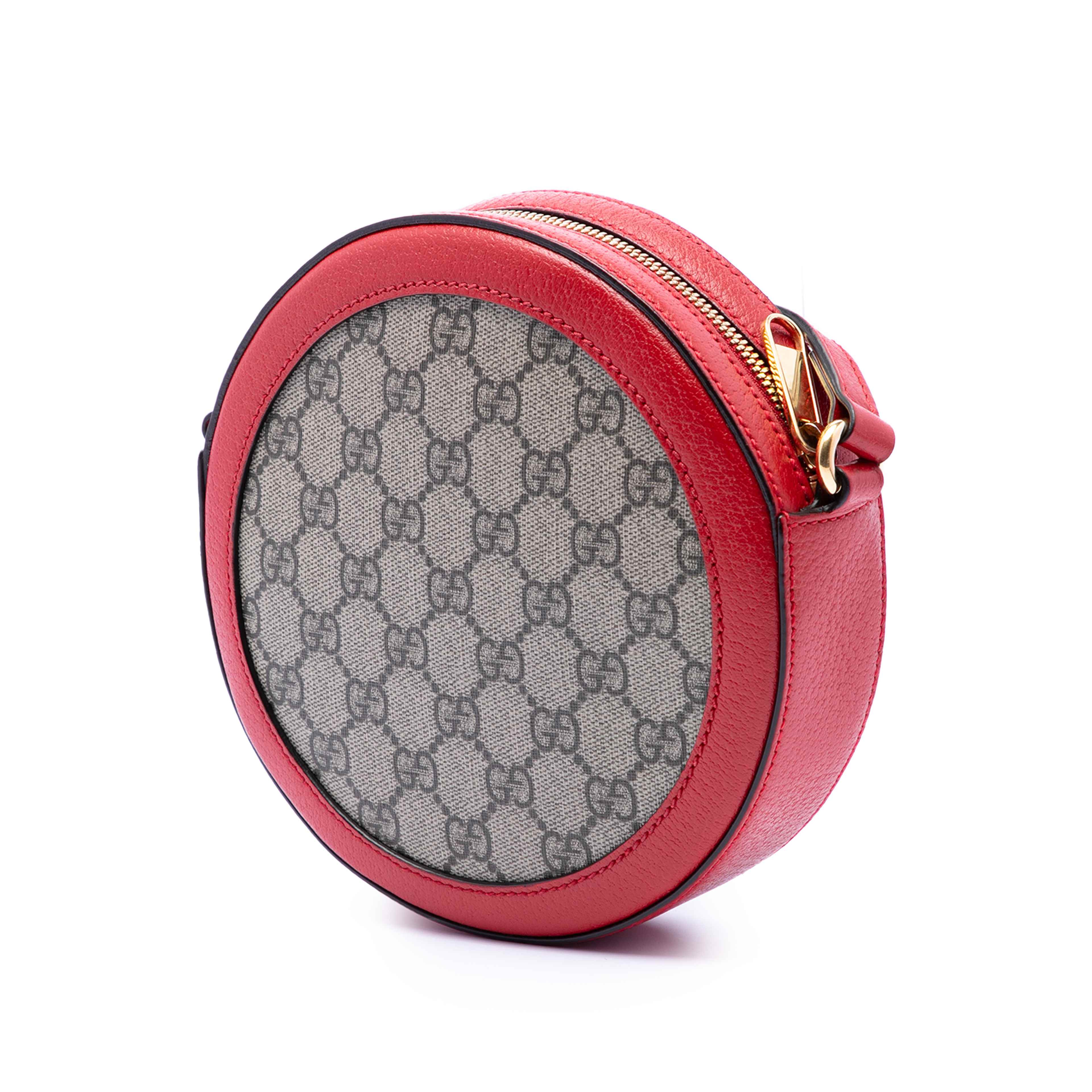 Gucci Gg Supreme Apple Round Crossbody, från Luxclusif, i färgen beige. Klicka för att öppna bilden i stort format